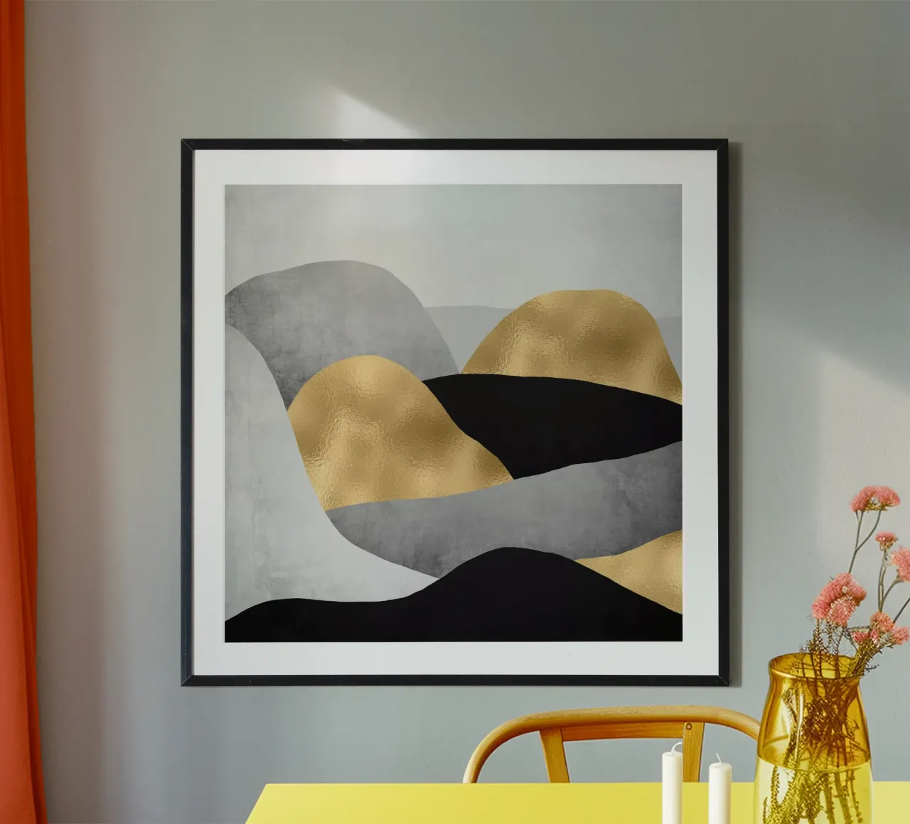 Goldene Berge Poster mit Holzrahmen von Mia Nissen