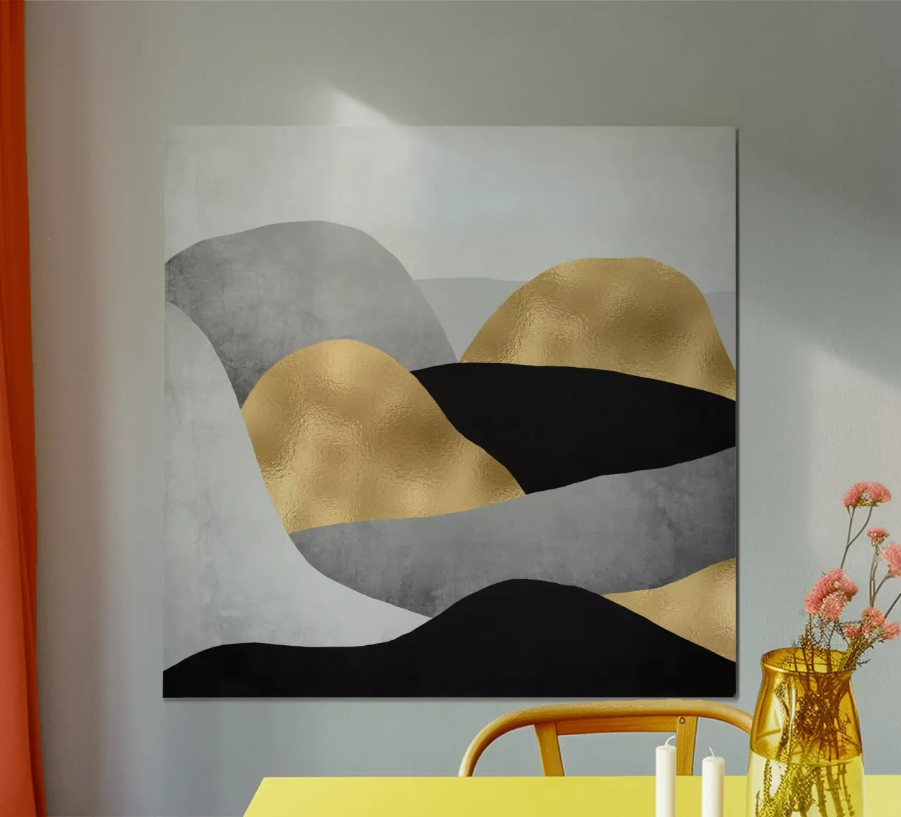 Goldene Berge Poster mit Holzrahmen von Mia Nissen