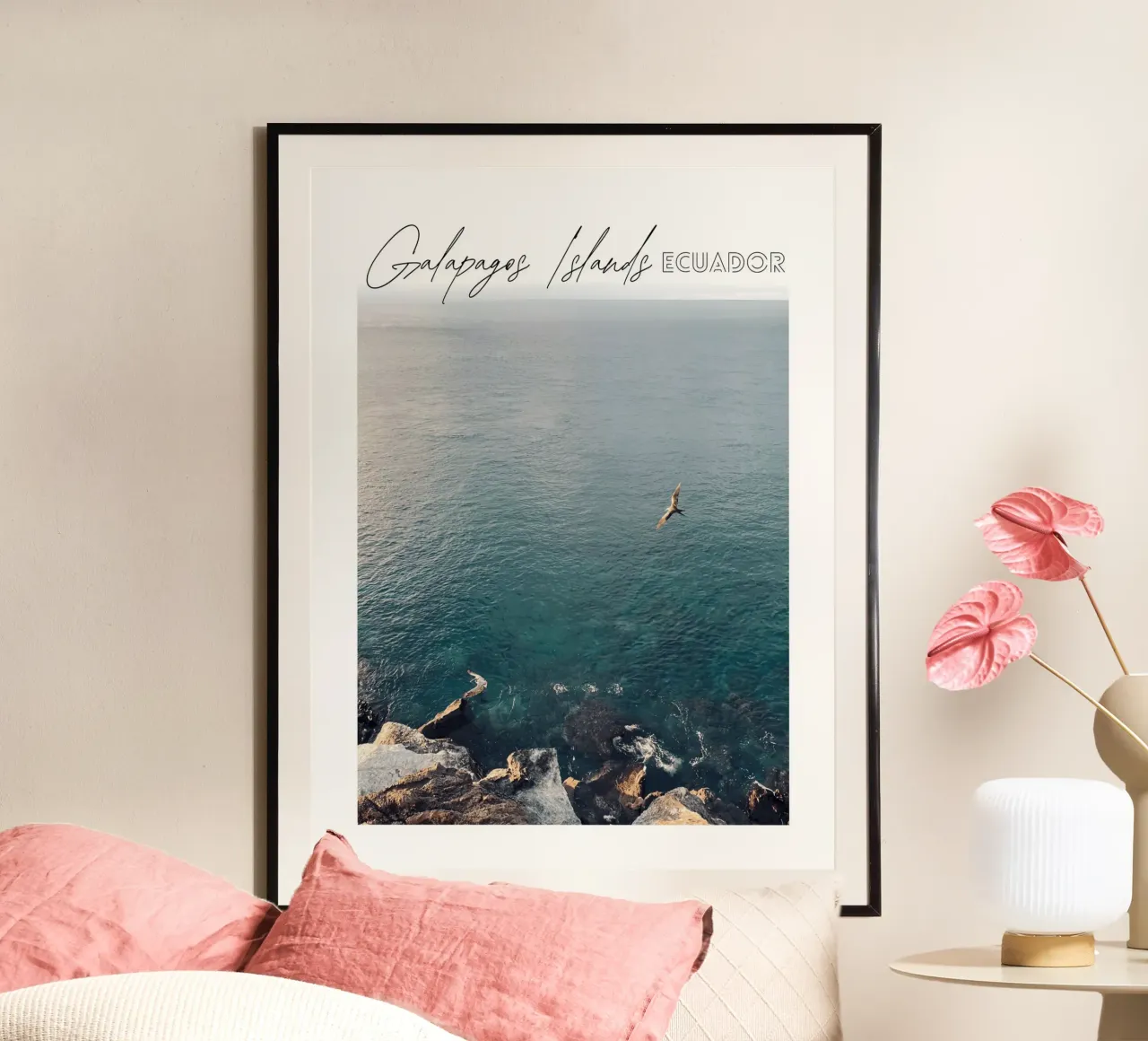 Libertà - Uccelli sul mare, Isole Galapagos, Ecuador poster con telaio in legno da Roamance Studio
