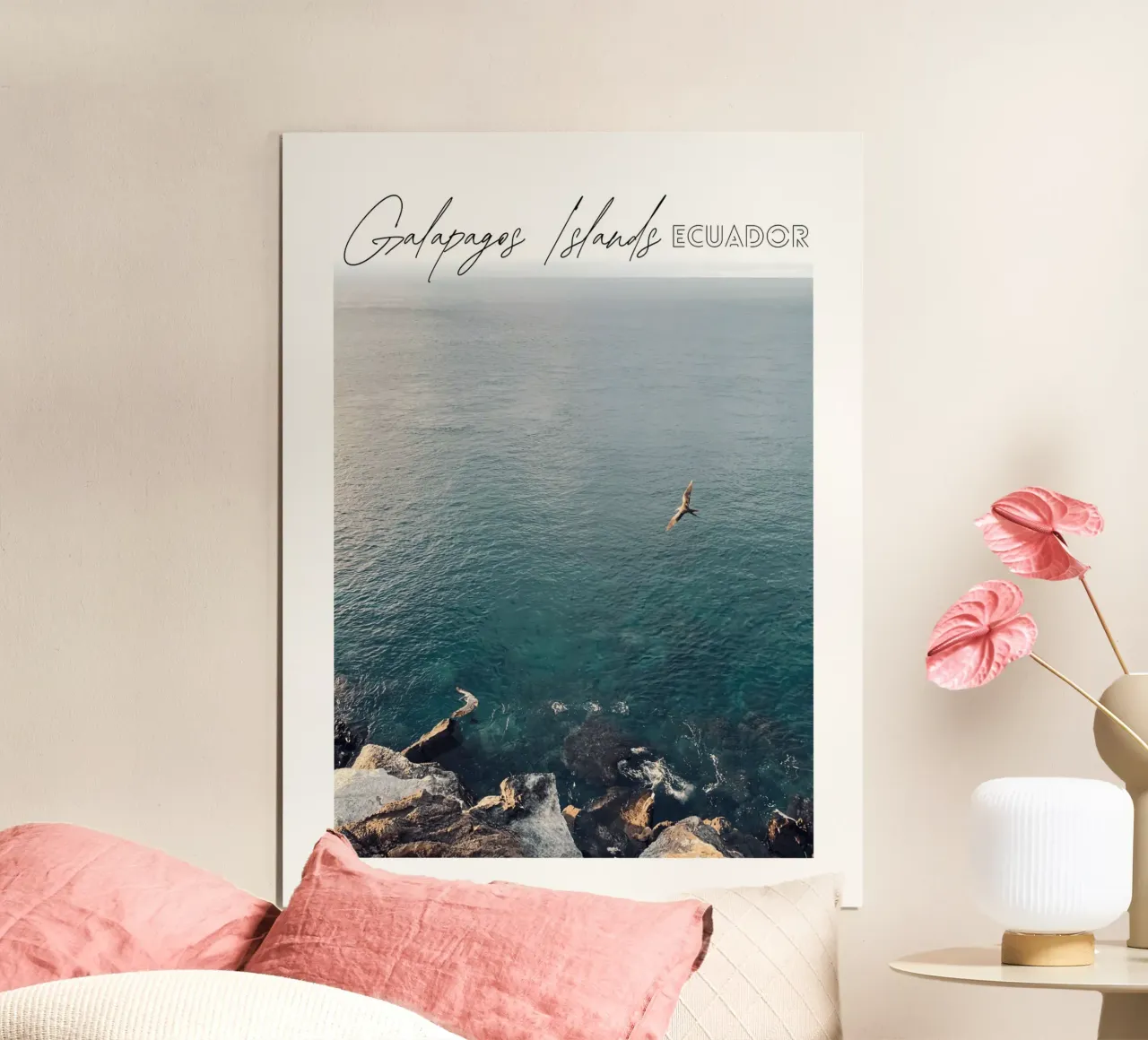 Libertà - Uccelli sul mare, Isole Galapagos, Ecuador poster con telaio in legno da Roamance Studio