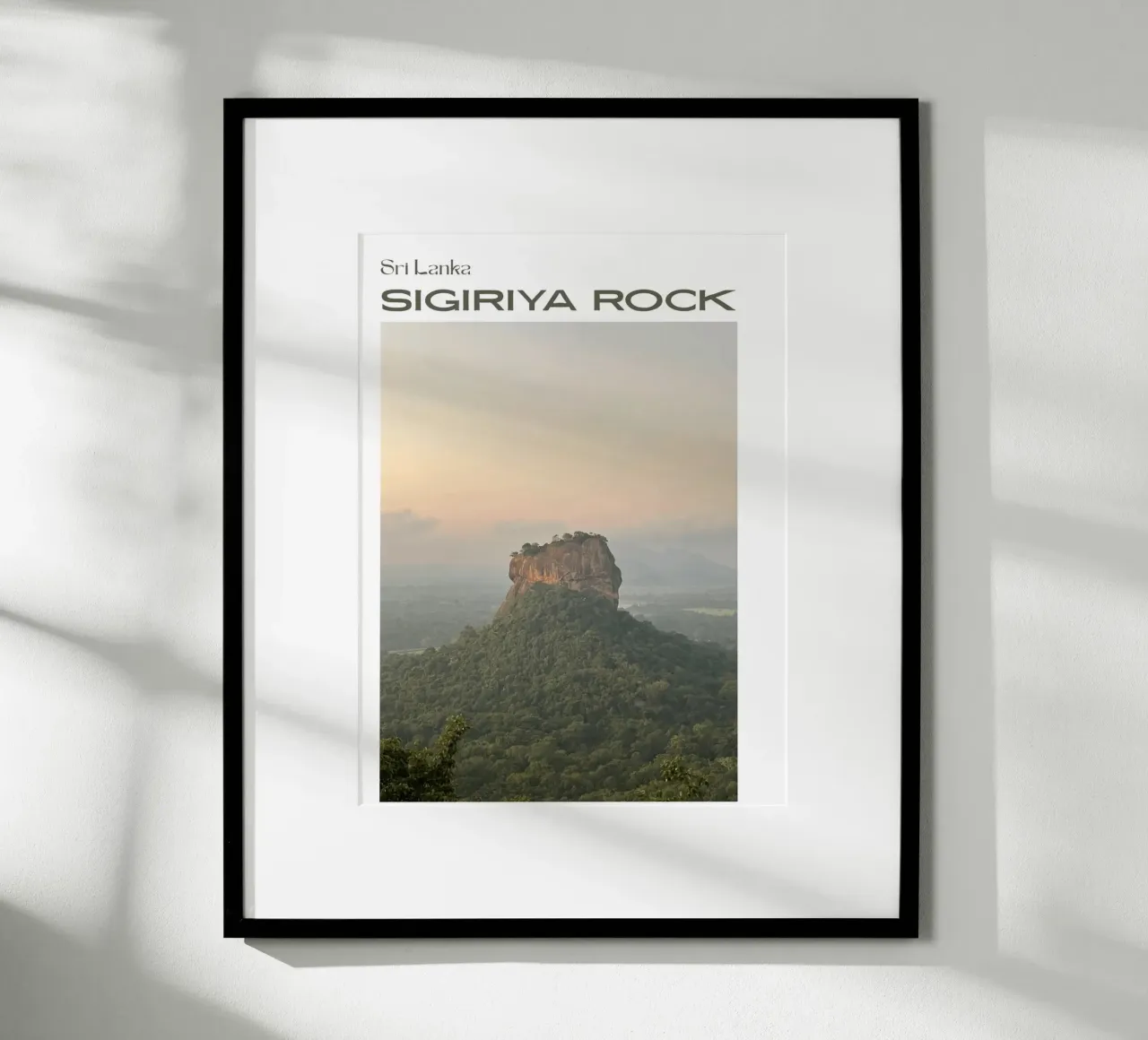 Fortezza mistica - Roccia di Sigiriya, Sri Lanka poster con telaio in legno da Roamance Studio