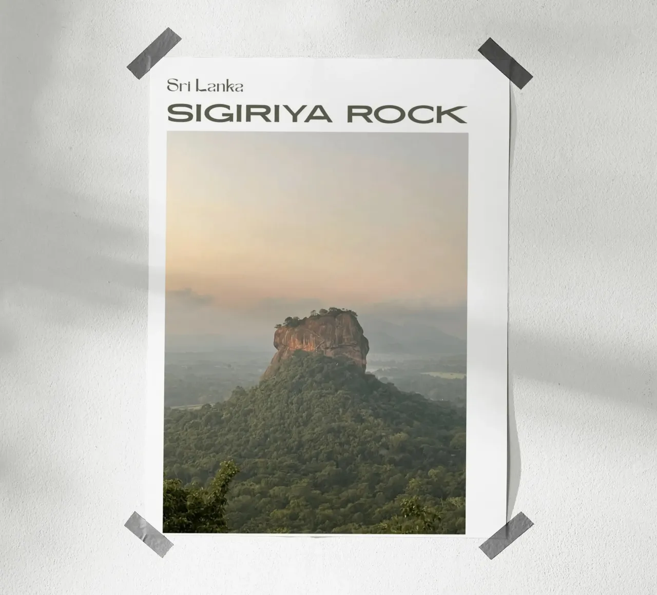 Fortezza mistica - Roccia di Sigiriya, Sri Lanka poster con telaio in legno da Roamance Studio