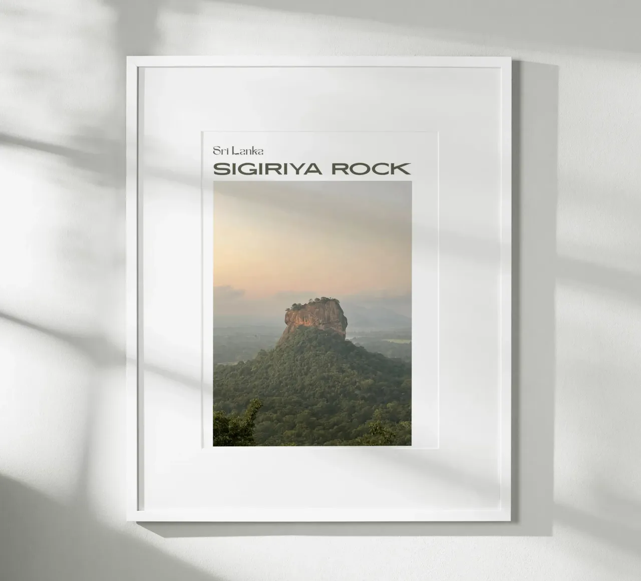 Fortezza mistica - Roccia di Sigiriya, Sri Lanka poster con telaio in legno da Roamance Studio