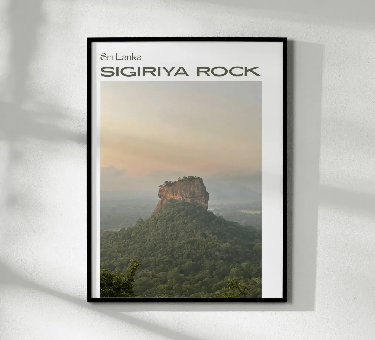 Fortezza mistica - Roccia di Sigiriya, Sri Lanka poster con telaio in legno da Roamance Studio