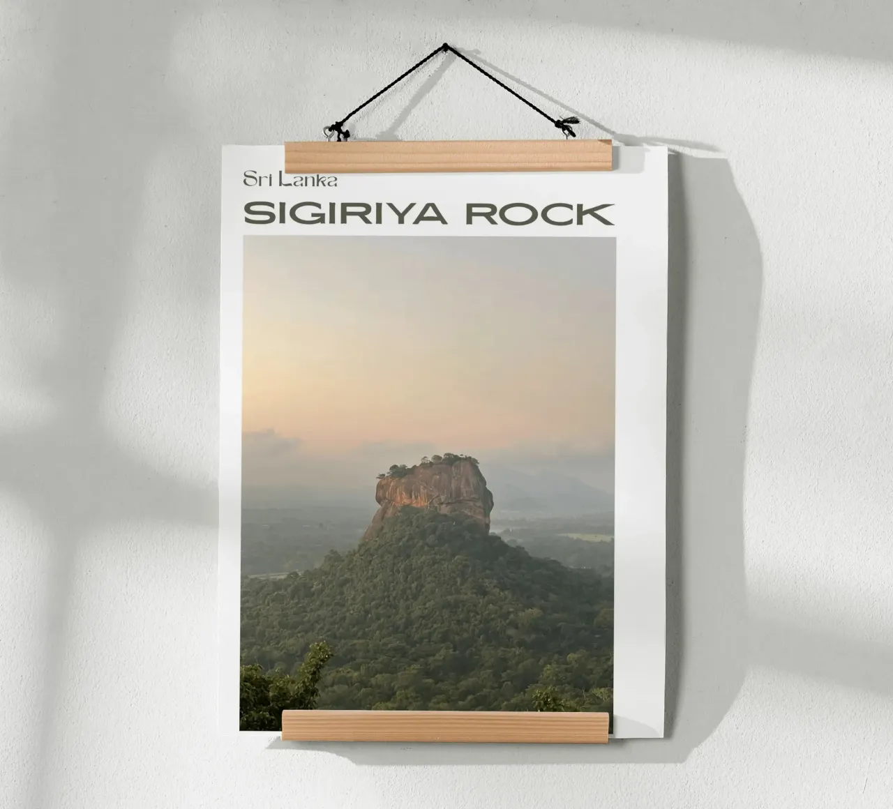 Fortezza mistica - Roccia di Sigiriya, Sri Lanka poster con telaio in legno da Roamance Studio