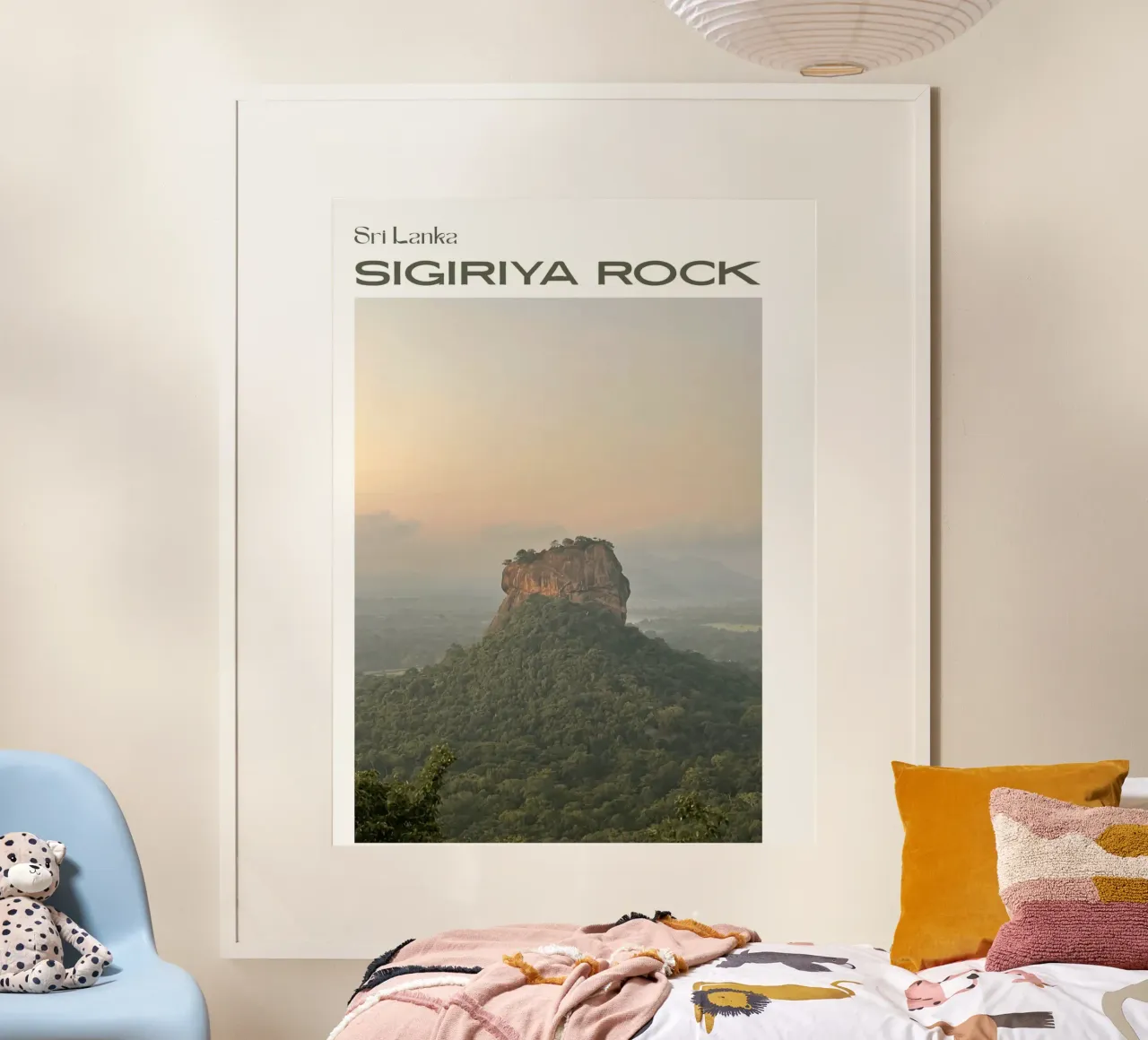 Fortezza mistica - Roccia di Sigiriya, Sri Lanka poster con telaio in legno da Roamance Studio