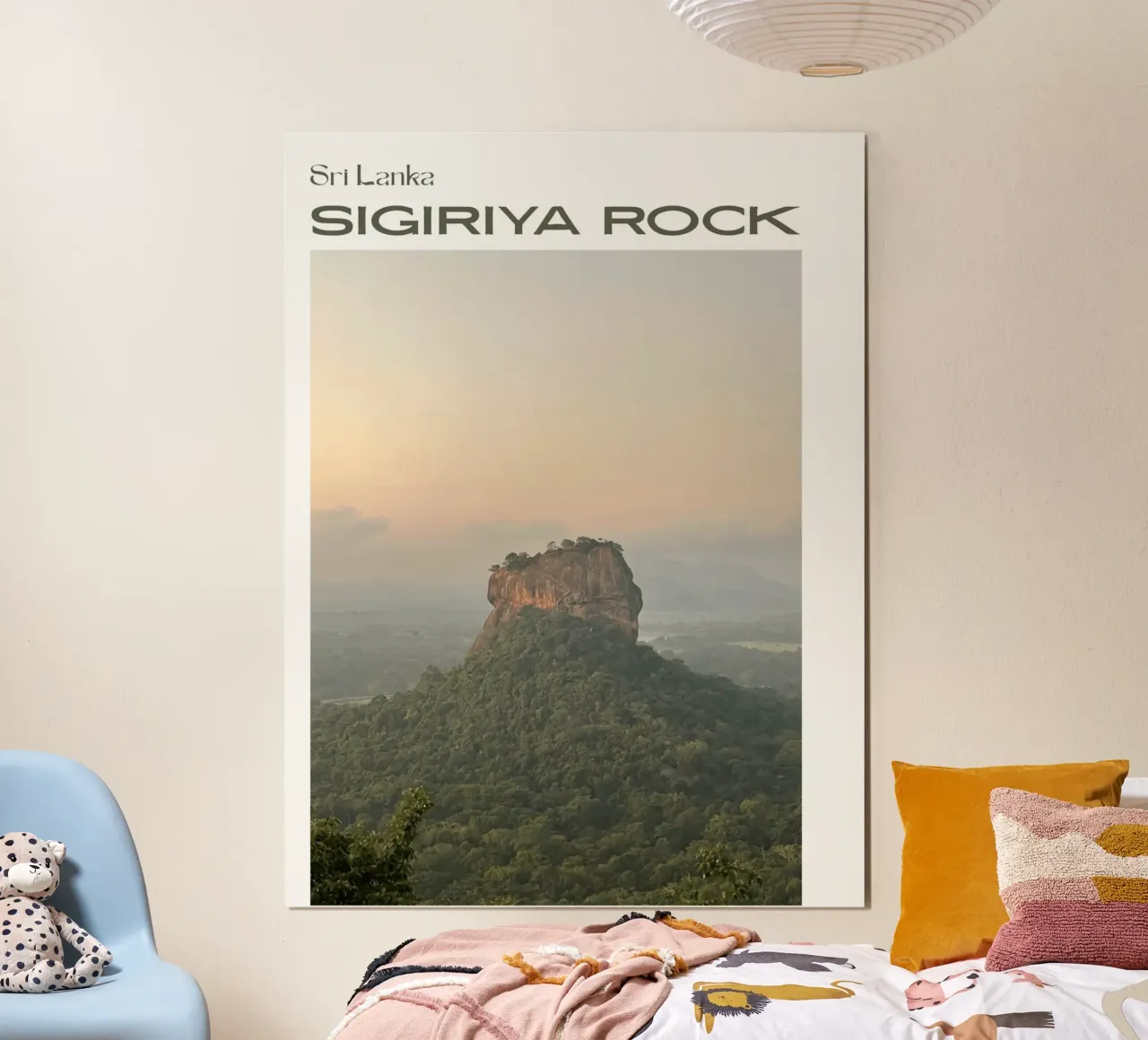Fortezza mistica - Roccia di Sigiriya, Sri Lanka poster con telaio in legno da Roamance Studio