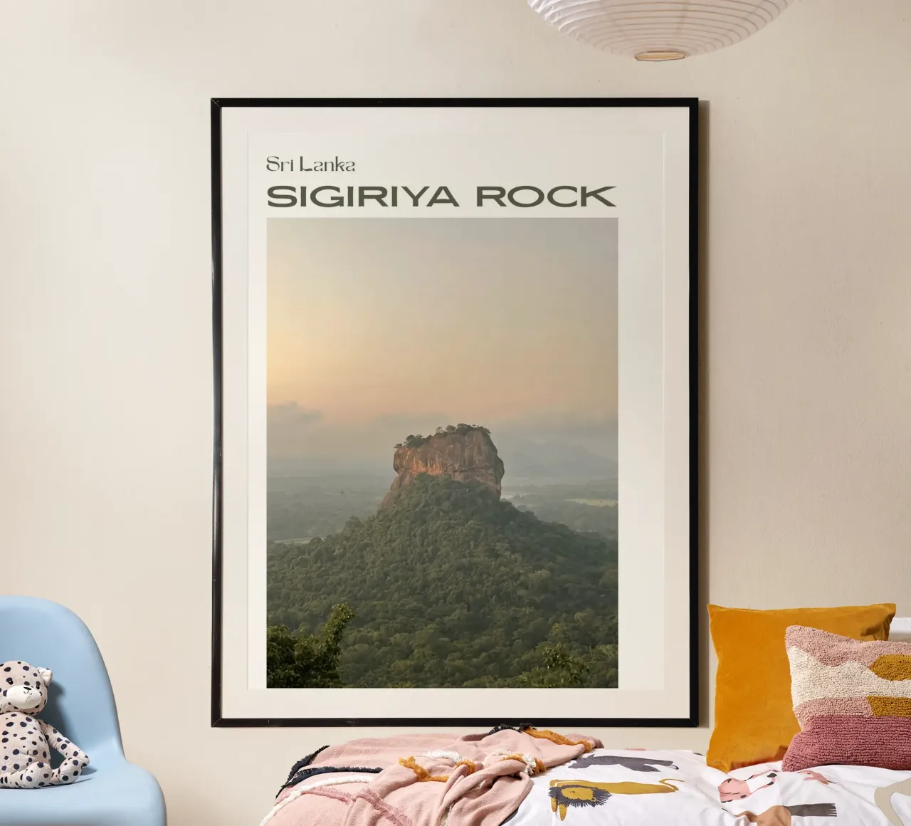 Fortezza mistica - Roccia di Sigiriya, Sri Lanka poster con telaio in legno da Roamance Studio