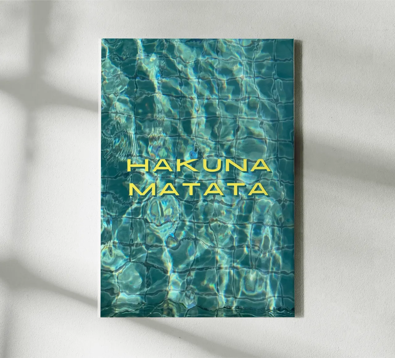 Hakuna Matata - Zwembadreflecties canvas met Baklijst van Roamance Studio