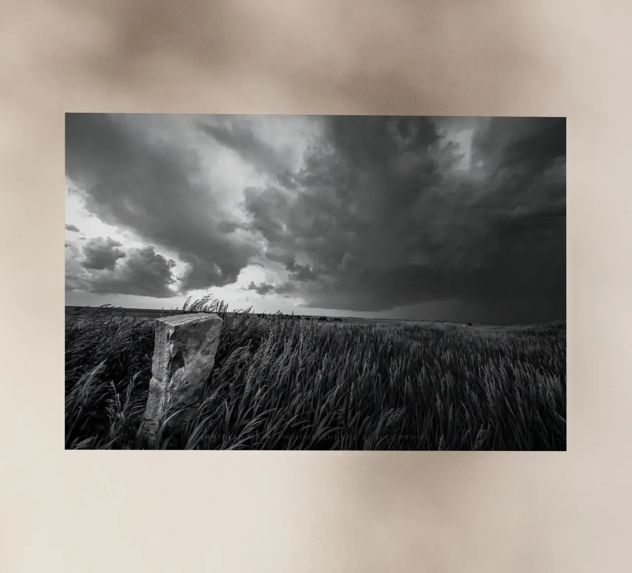 Vecchio marcatore in pietra calcarea ed erba della prateria durante la tempesta sul Kansas Pr pellicola backlit da charles loy