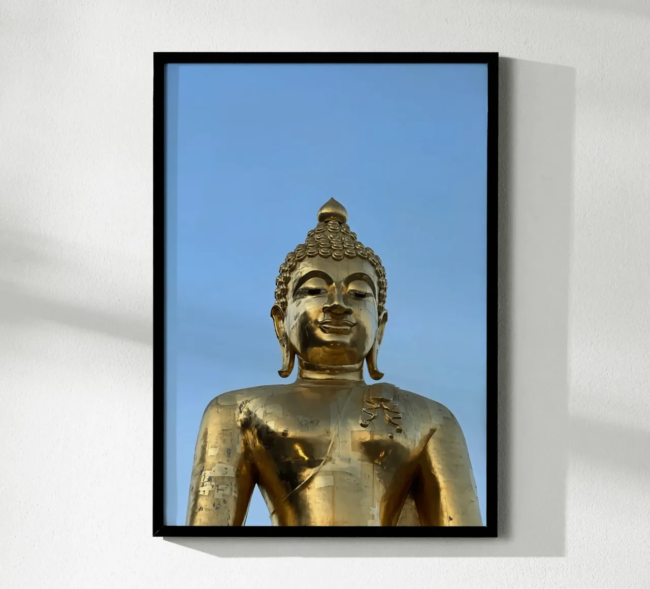 Buddha d'oro, Thailandia poster con telaio in plastica da Roamance Studio
