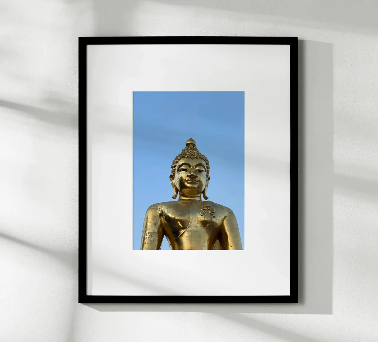 Buddha d'oro, Thailandia poster con telaio in plastica da Roamance Studio