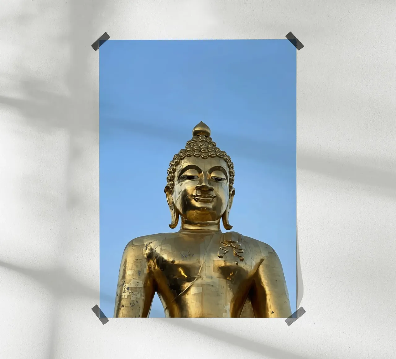 Buddha d'oro, Thailandia poster con telaio in plastica da Roamance Studio