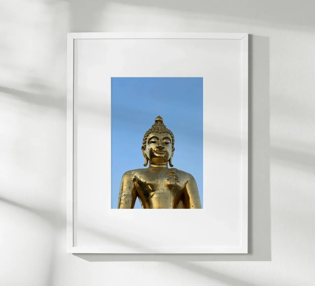 Buddha d'oro, Thailandia poster con telaio in plastica da Roamance Studio