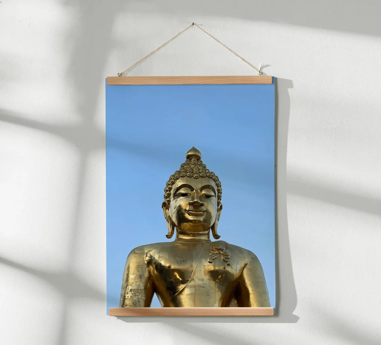 Buddha d'oro, Thailandia poster con telaio in plastica da Roamance Studio