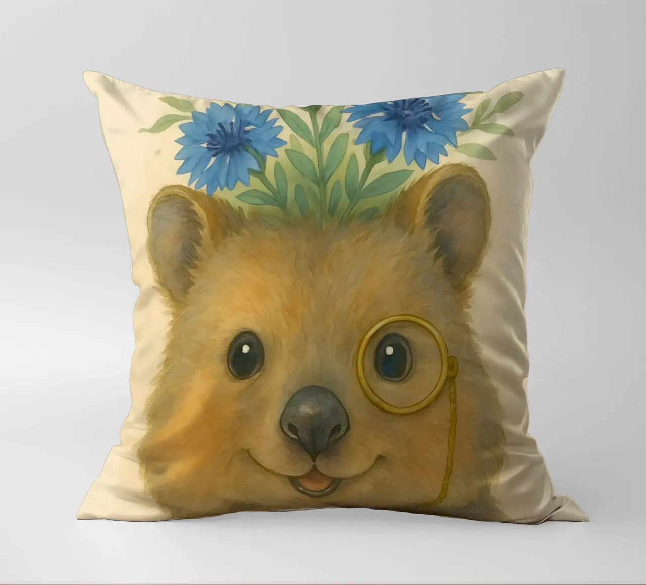 Lo studioso allegro: Quokka con fiordalisi cuscino da Graceful Desine