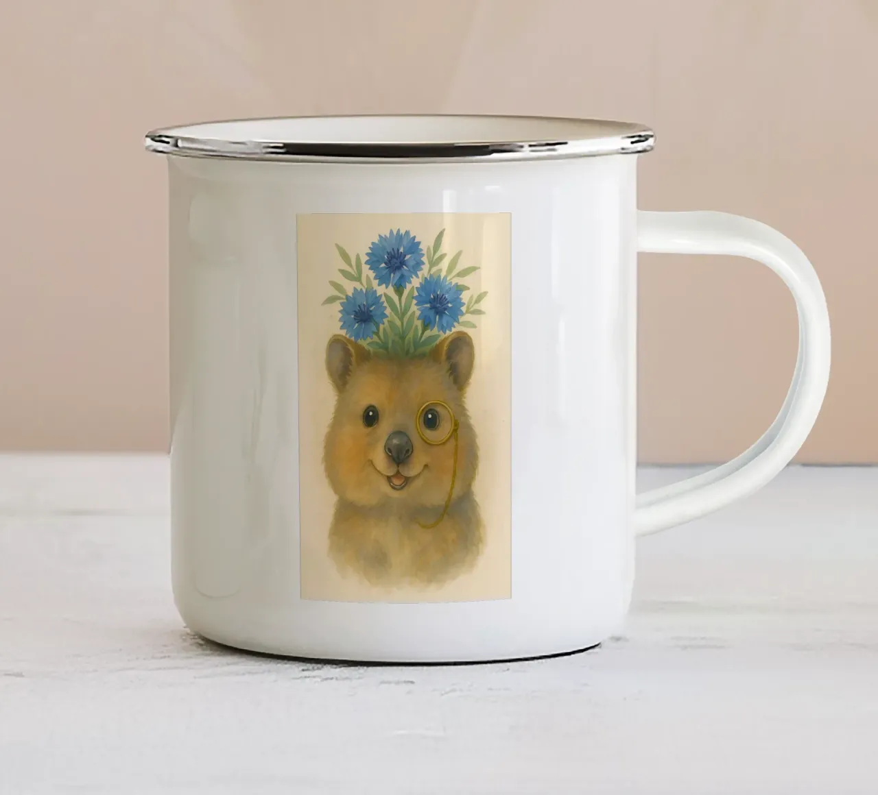 Lo studioso allegro: Quokka con fiordalisi tazza in smalto da Graceful Desine