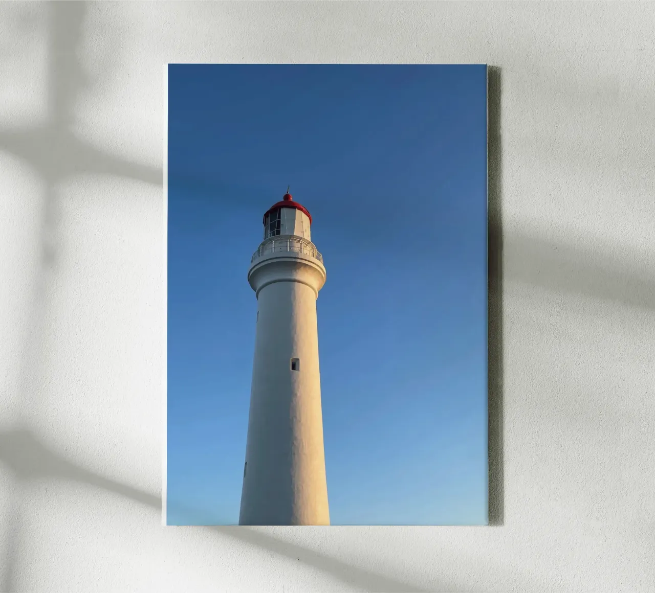 Il bagliore del faro - Ocean Serenity, Australia tela con Cornice a cassetta da Roamance Studio