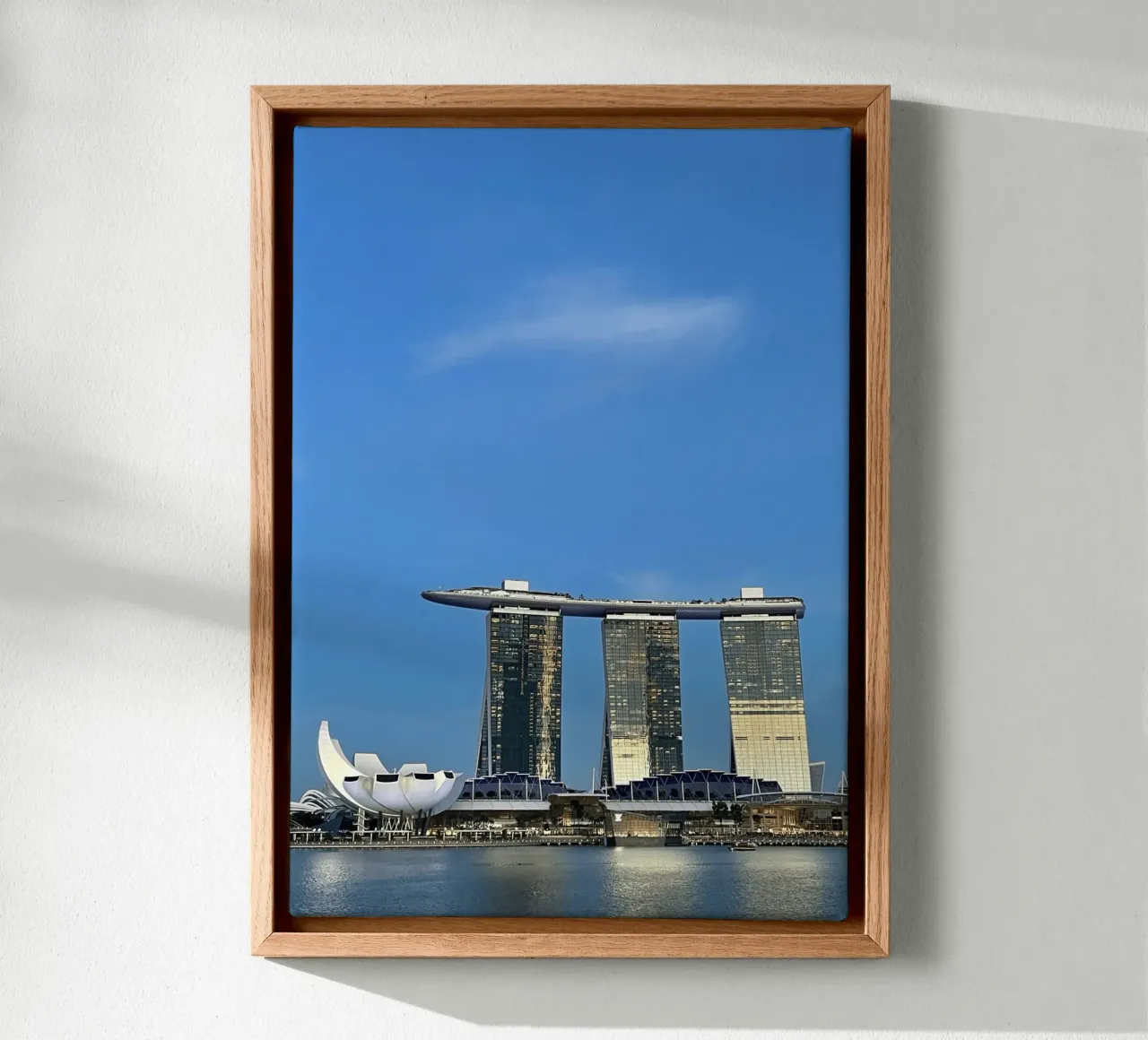Skyline di Singapore - Marina Bay Sands tela con Cornice a cassetta da Roamance Studio