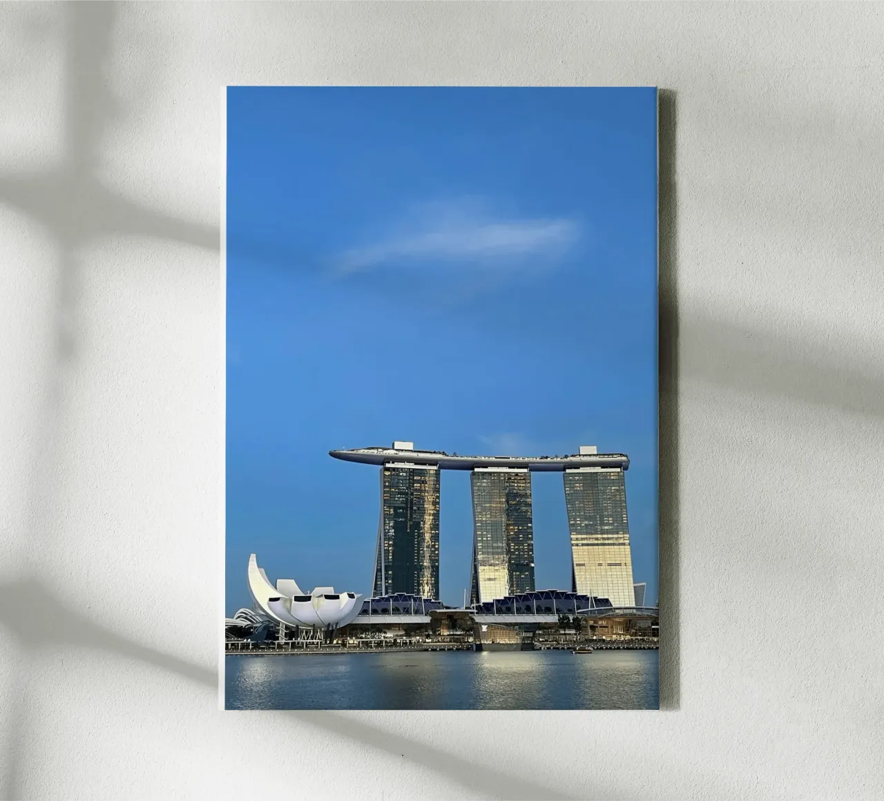 Skyline di Singapore - Marina Bay Sands tela con Cornice a cassetta da Roamance Studio