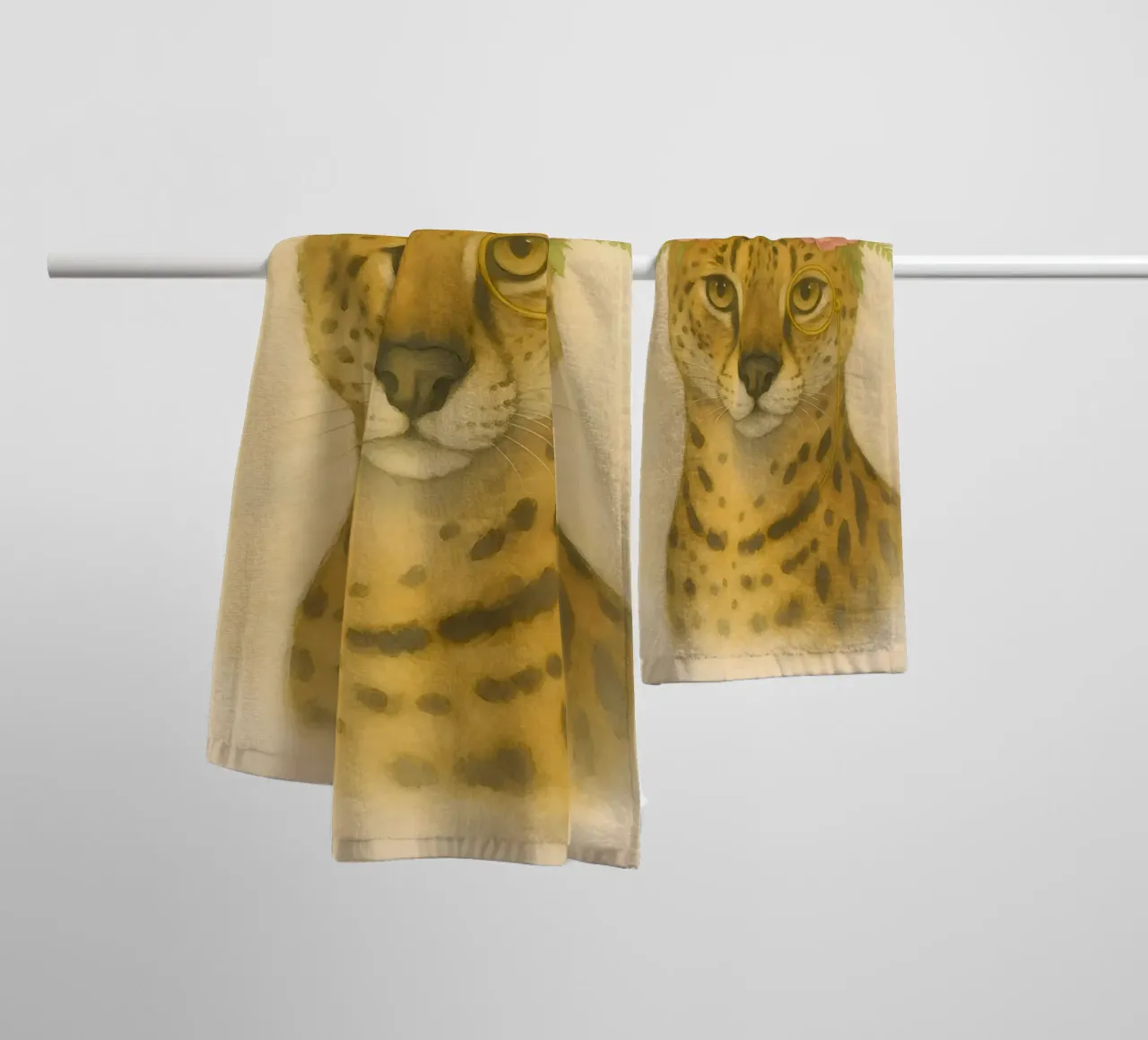 Regal Wild: Serval in fiore asciugamano da bagno da Graceful Desine