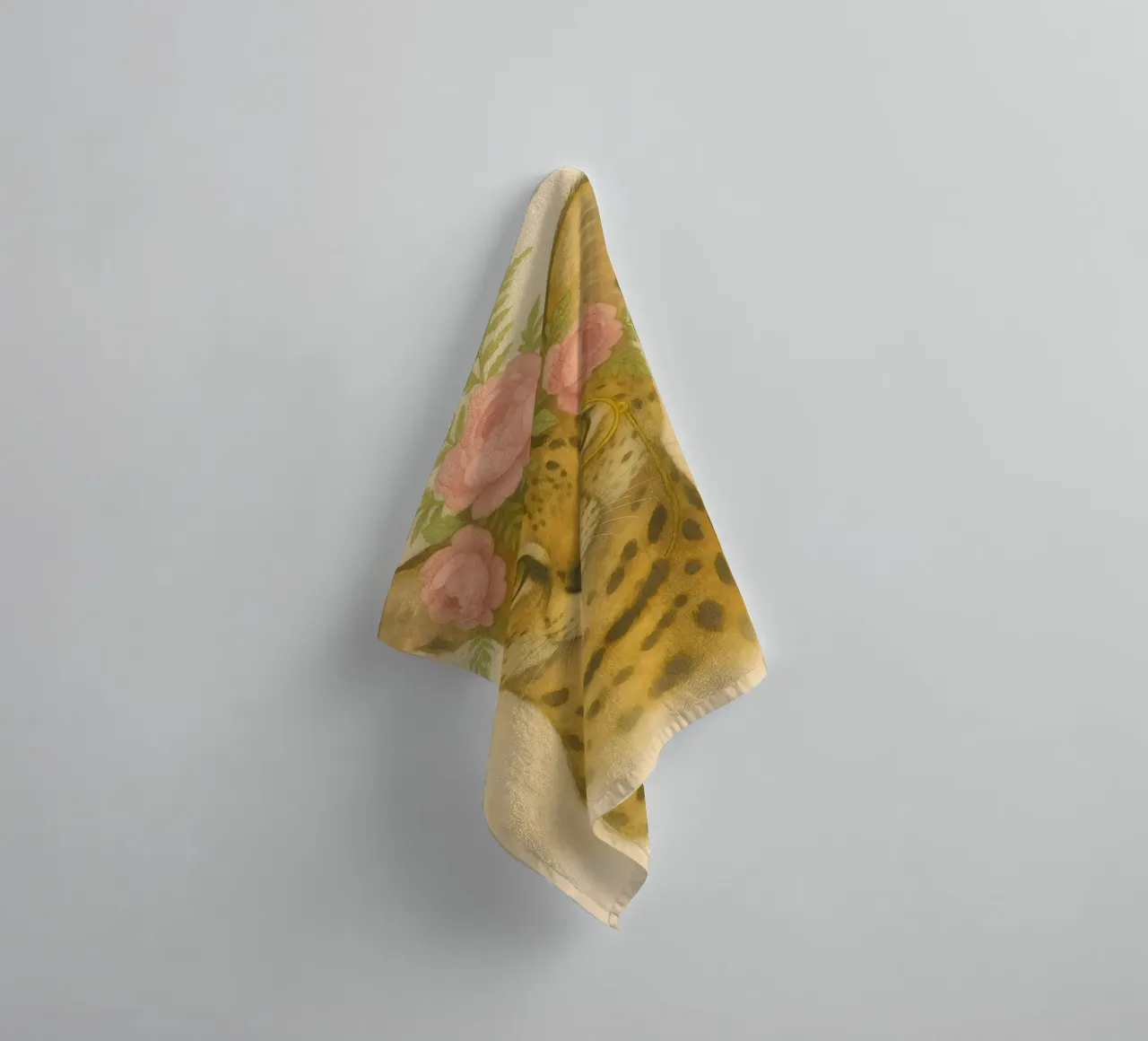 Regal Wild: Serval in fiore asciugamano da bagno da Graceful Desine