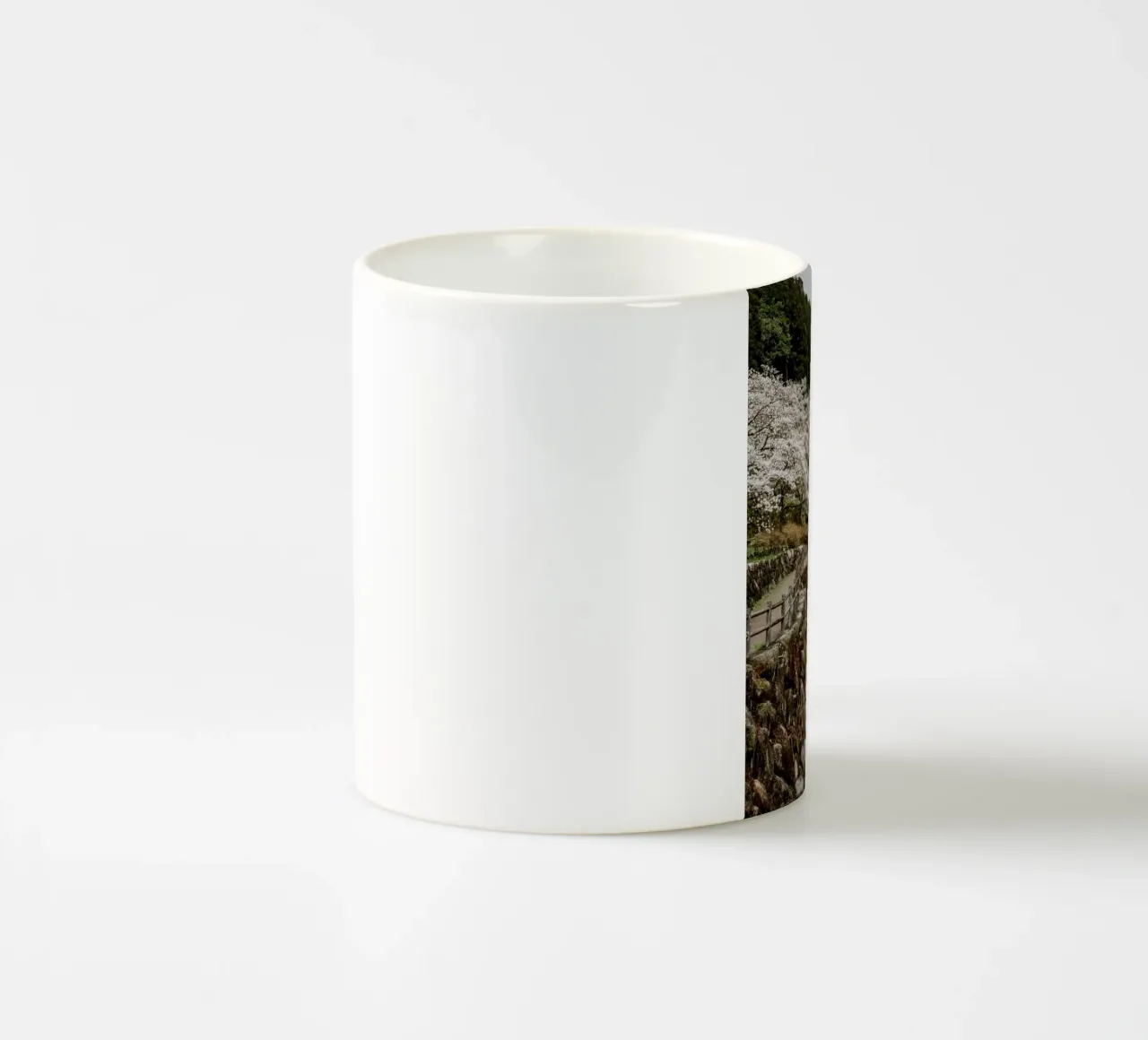 Paesaggio di ciliegi in fiore a Kyushu, Giappone tazza in ceramica da Marcel Bisig
