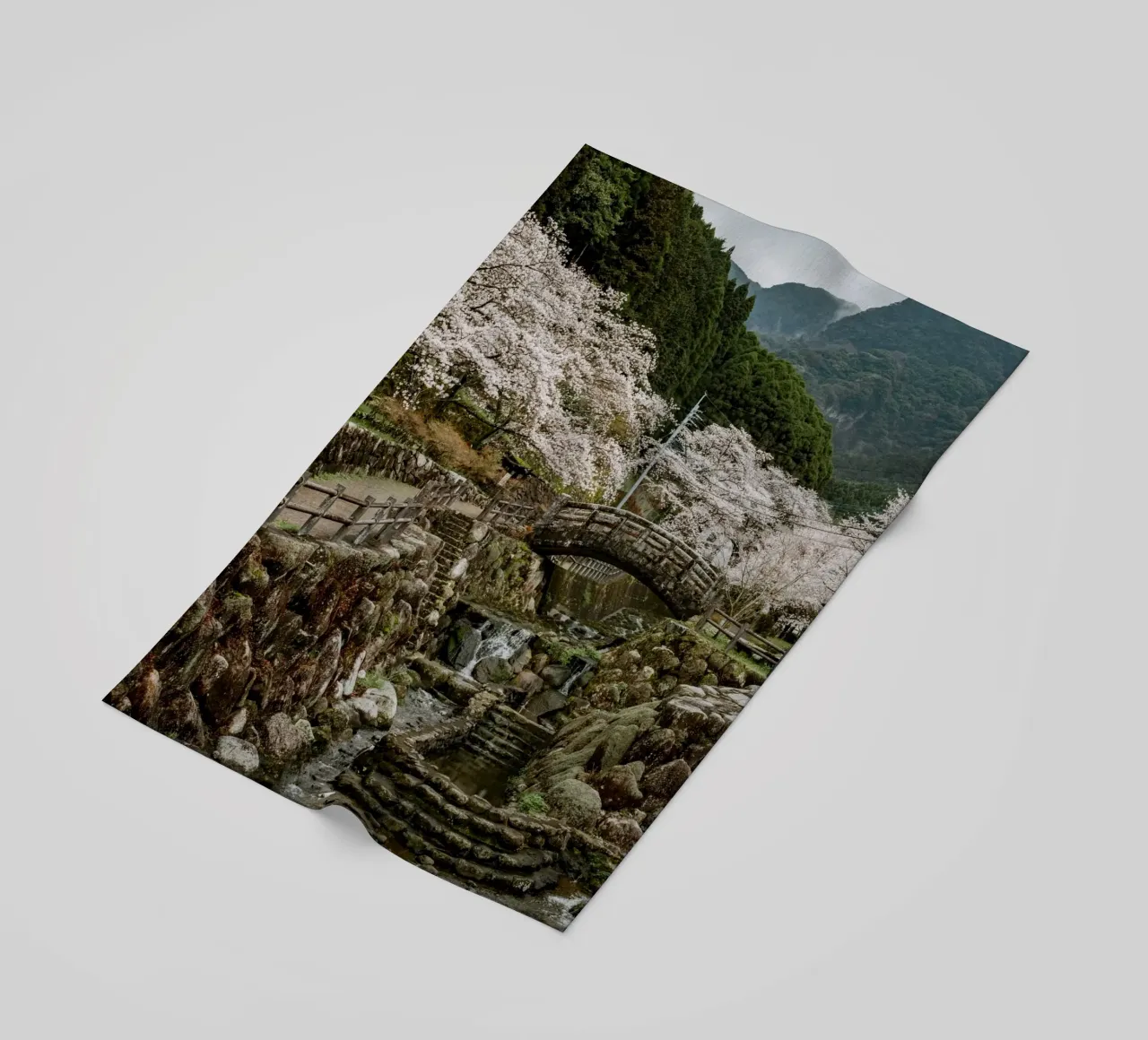 Paesaggio di ciliegi in fiore a Kyushu, Giappone telo mare da Marcel Bisig