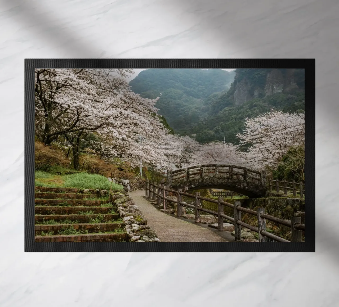 Paesaggio di ciliegi in fiore a Kyushu, Giappone zerbino da Marcel Bisig