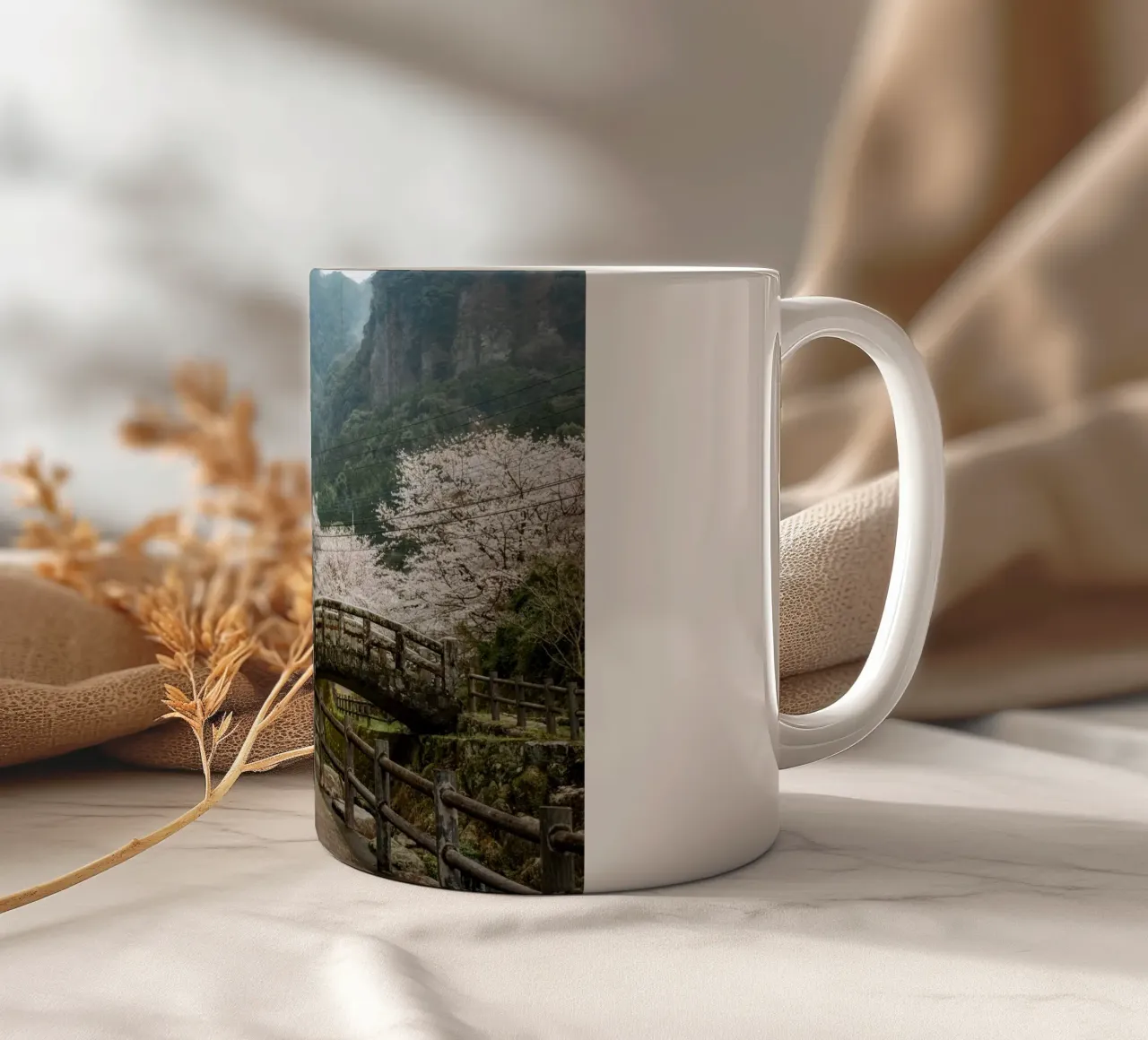 Paesaggio di ciliegi in fiore a Kyushu, Giappone tazza in ceramica da Marcel Bisig