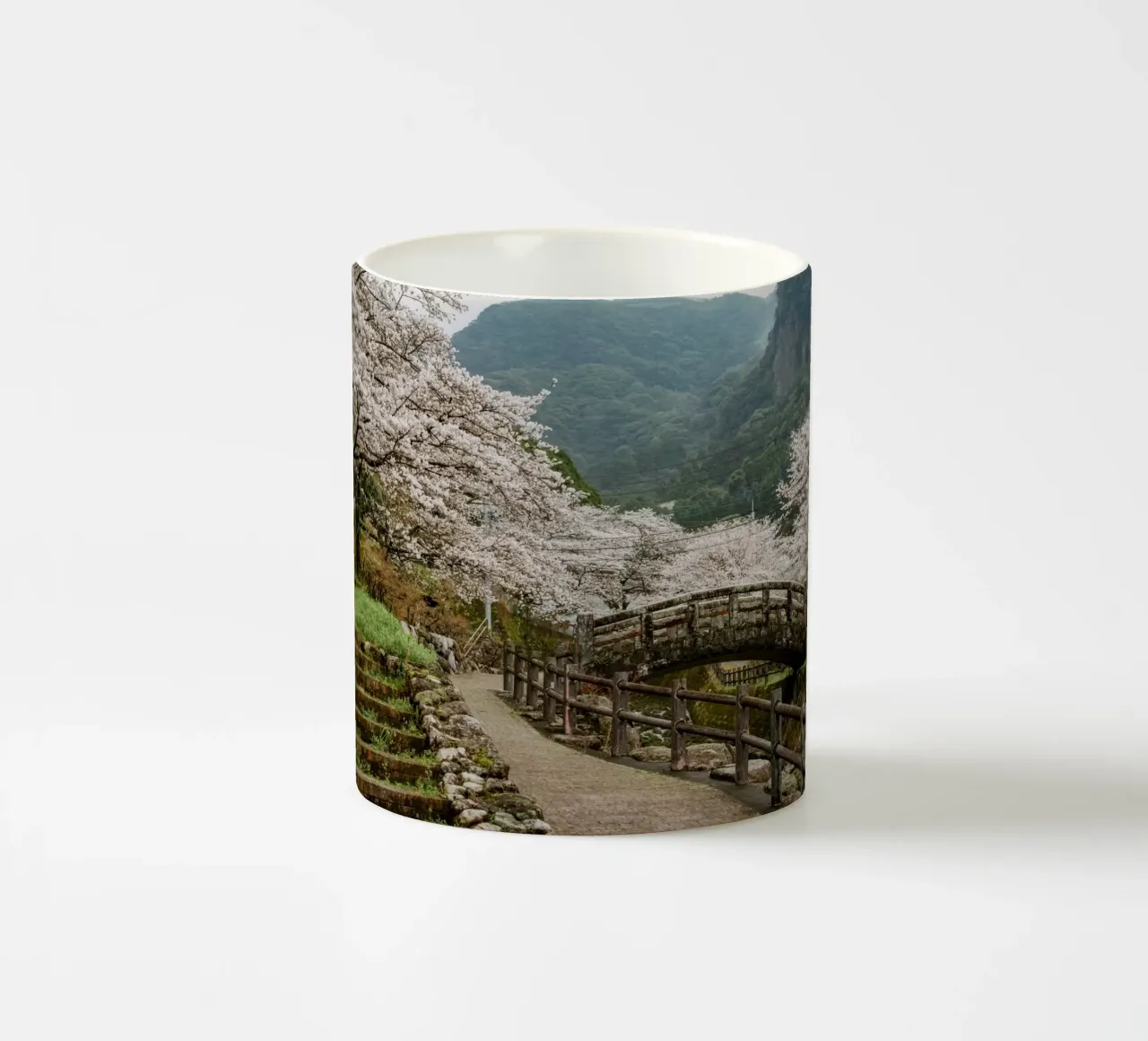 Paesaggio di ciliegi in fiore a Kyushu, Giappone tazza in ceramica da Marcel Bisig