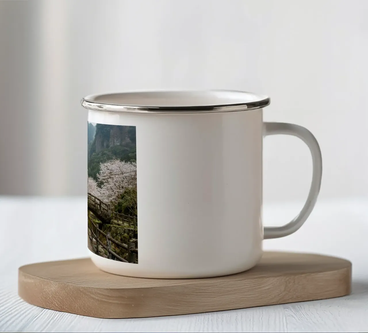 Paesaggio di ciliegi in fiore a Kyushu, Giappone tazza in smalto da Marcel Bisig