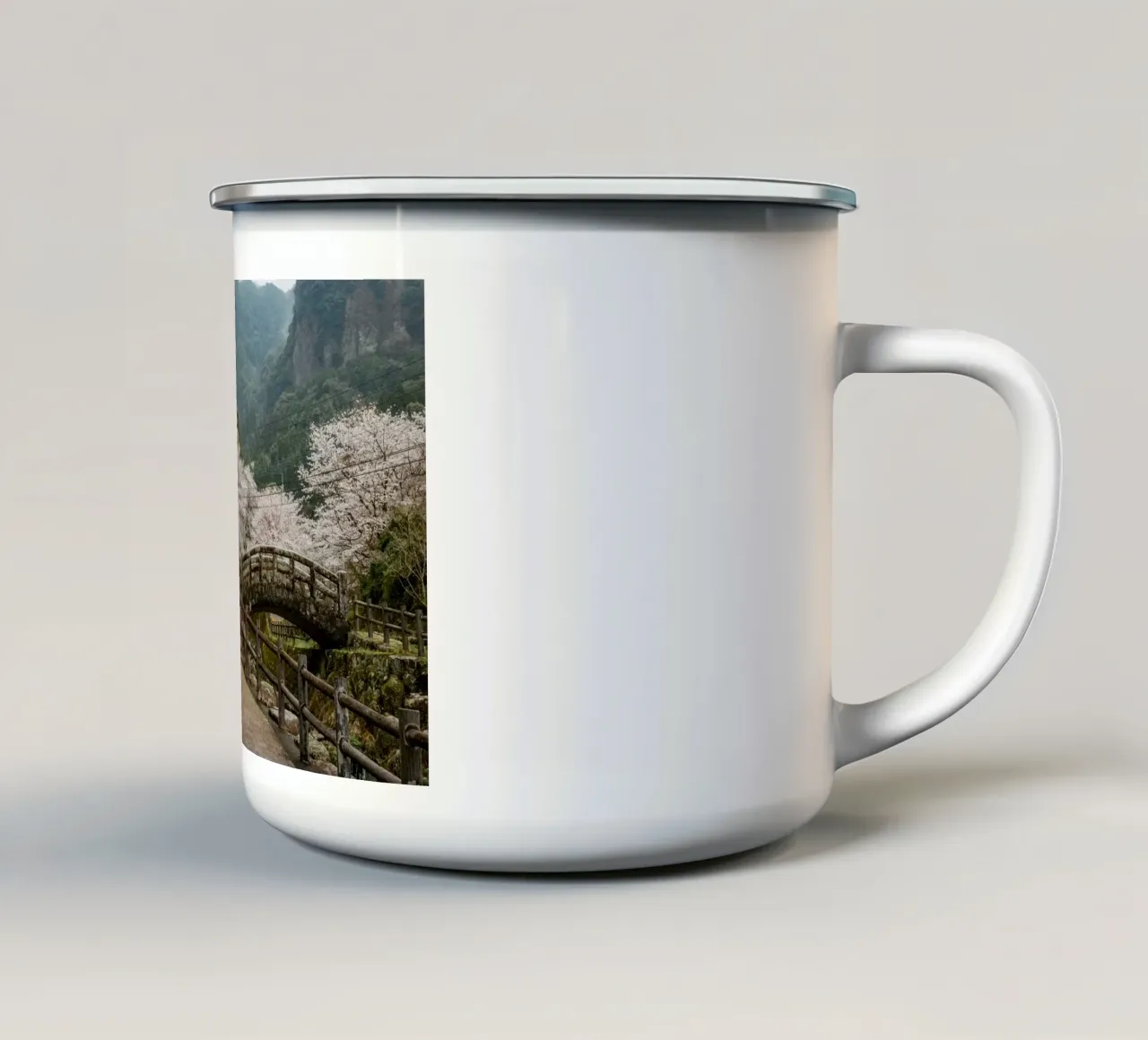 Paesaggio di ciliegi in fiore a Kyushu, Giappone tazza in smalto da Marcel Bisig