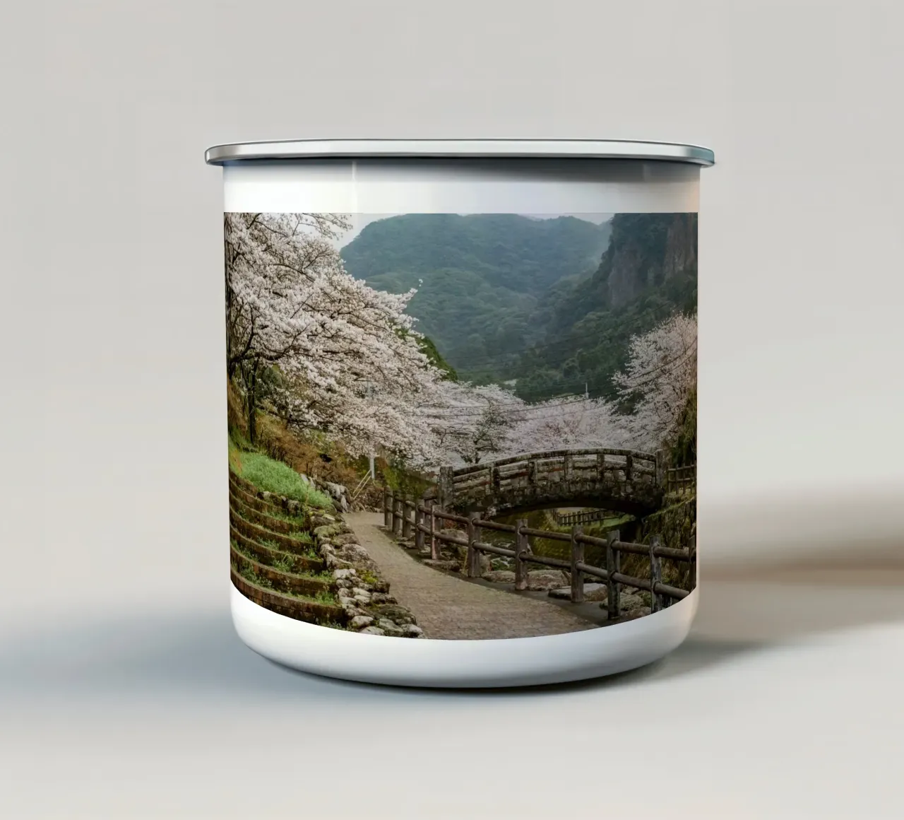 Paesaggio di ciliegi in fiore a Kyushu, Giappone tazza in smalto da Marcel Bisig