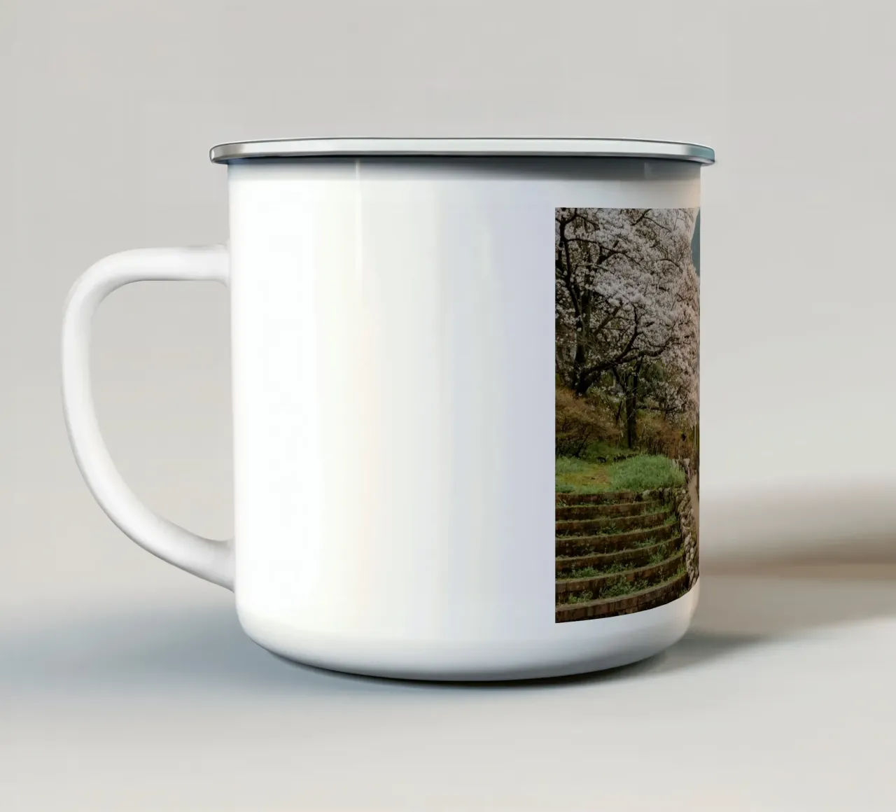 Paesaggio di ciliegi in fiore a Kyushu, Giappone tazza in smalto da Marcel Bisig