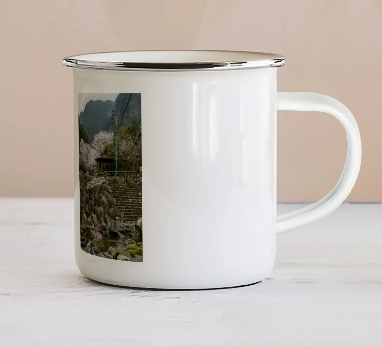 Paesaggio di ciliegi in fiore a Kyushu, Giappone tazza in smalto da Marcel Bisig