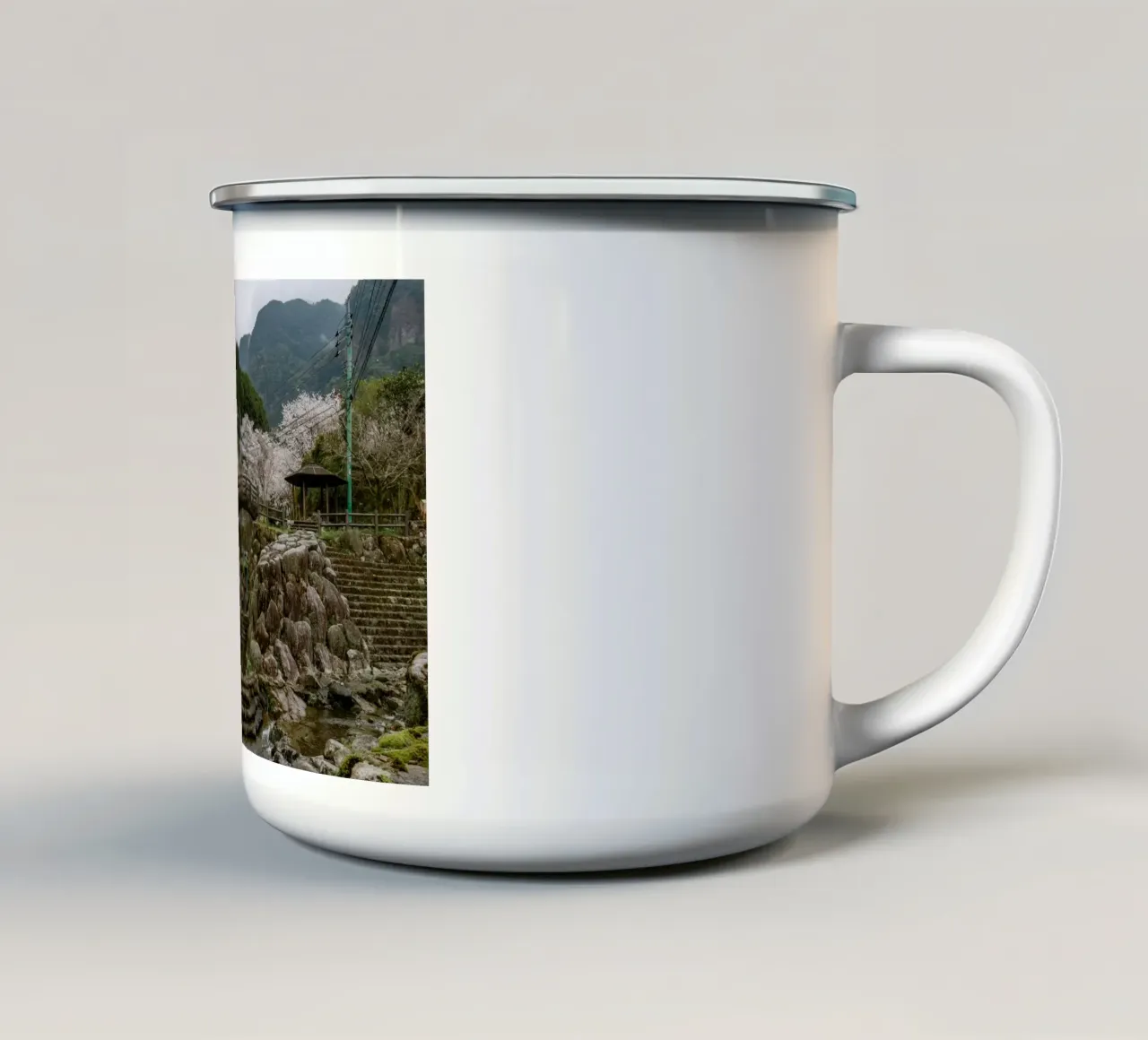 Paesaggio di ciliegi in fiore a Kyushu, Giappone tazza in smalto da Marcel Bisig