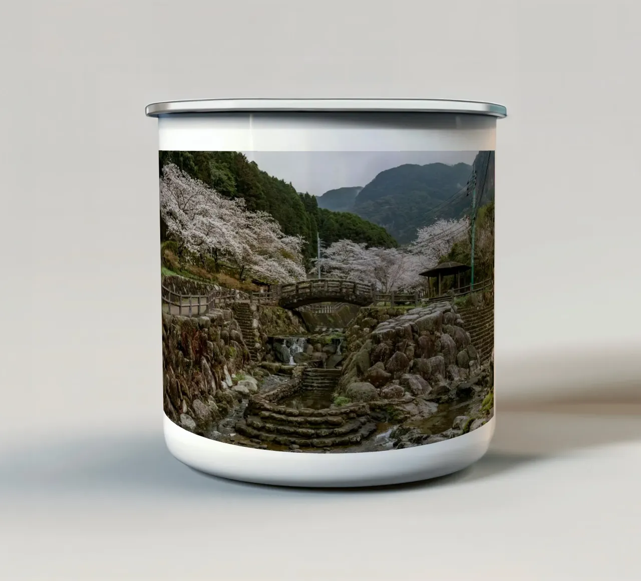 Paesaggio di ciliegi in fiore a Kyushu, Giappone tazza in smalto da Marcel Bisig