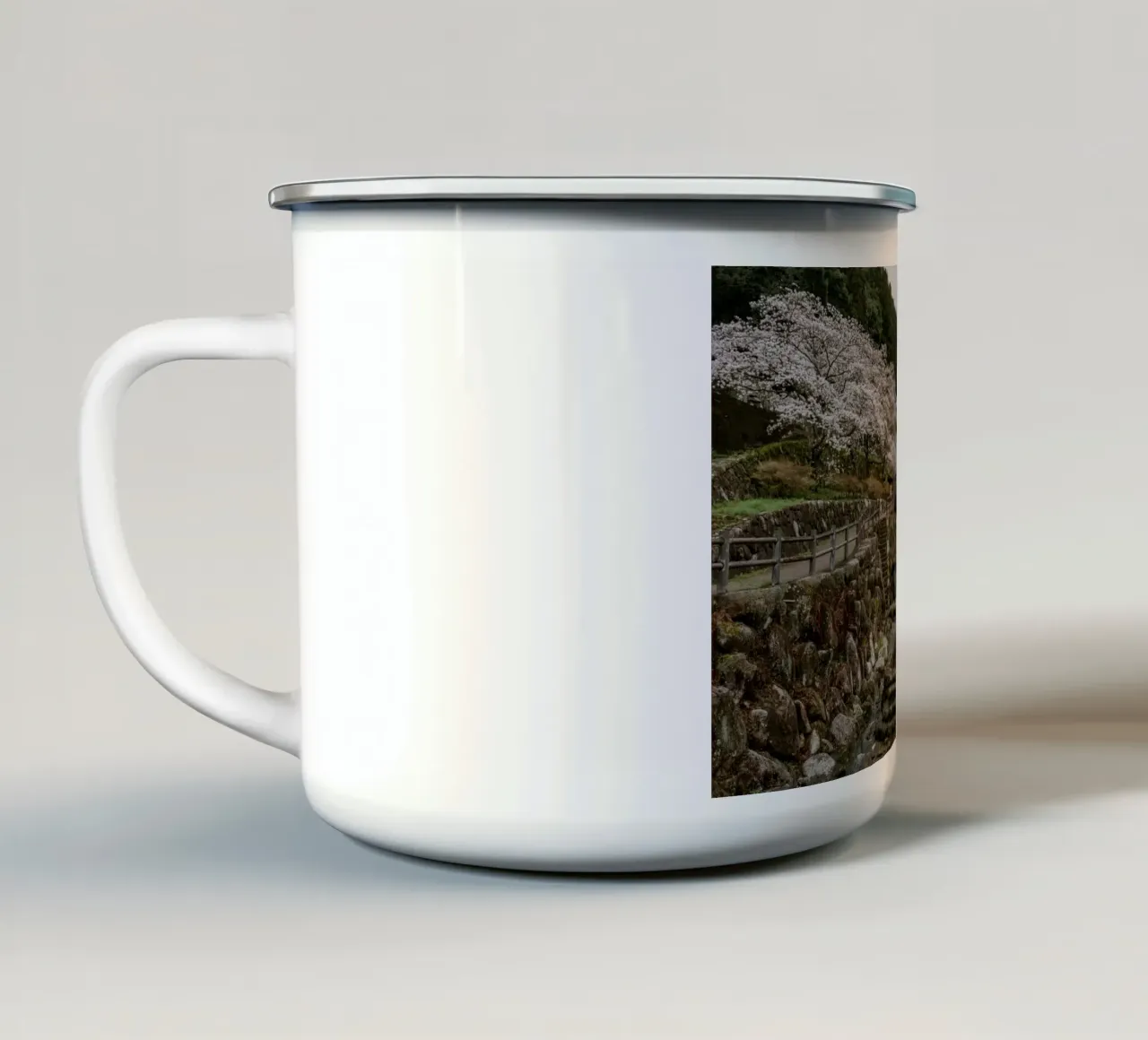 Paesaggio di ciliegi in fiore a Kyushu, Giappone tazza in smalto da Marcel Bisig