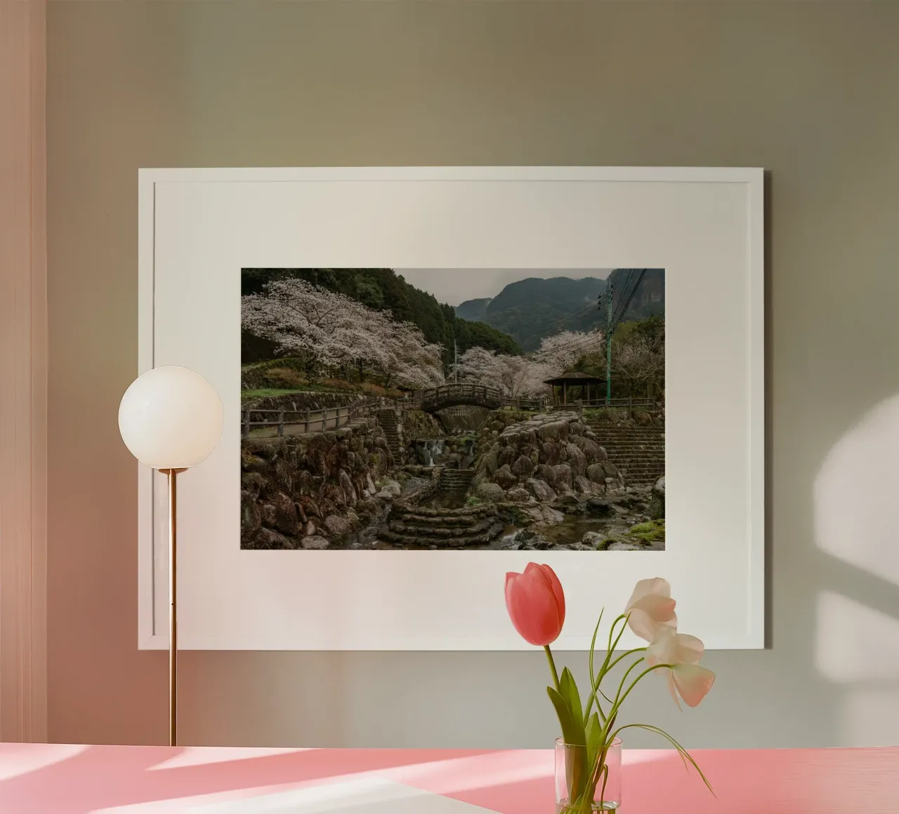 Paesaggio di ciliegi in fiore a Kyushu, Giappone poster con telaio in legno da Marcel Bisig