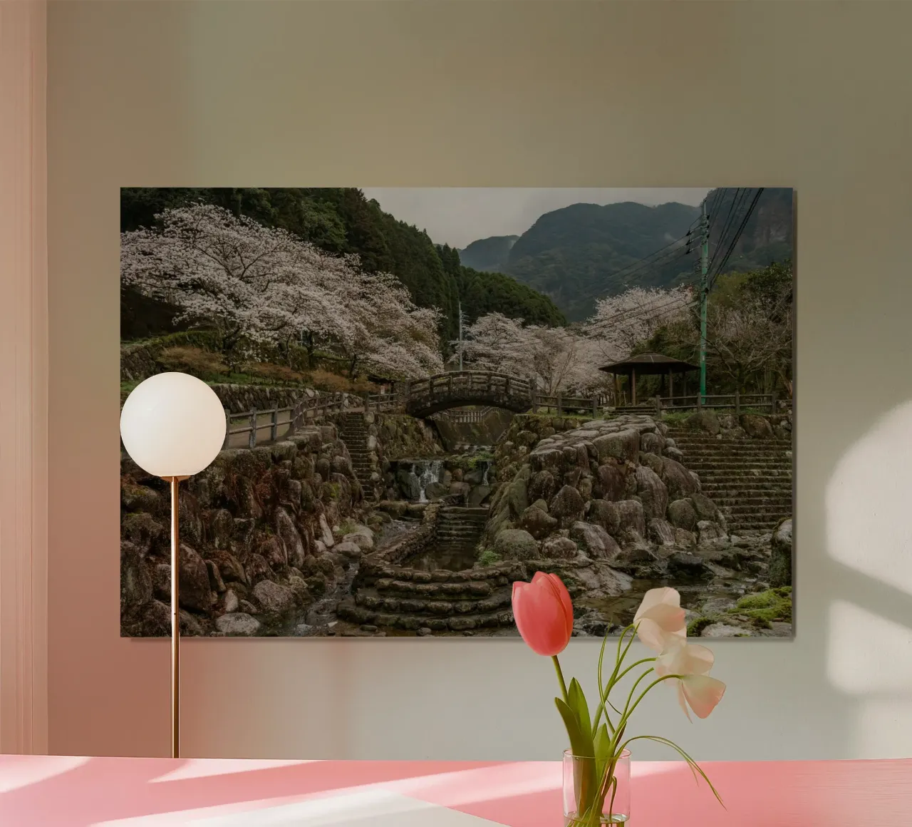 Paesaggio di ciliegi in fiore a Kyushu, Giappone poster con telaio in legno da Marcel Bisig