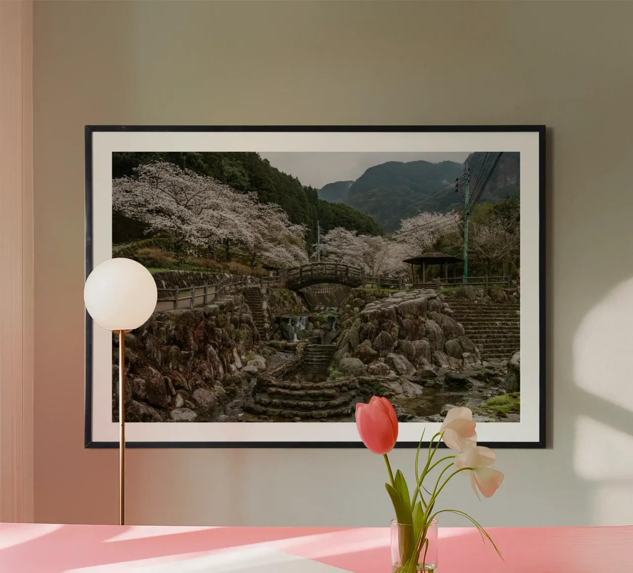 Paesaggio di ciliegi in fiore a Kyushu, Giappone poster con telaio in legno da Marcel Bisig