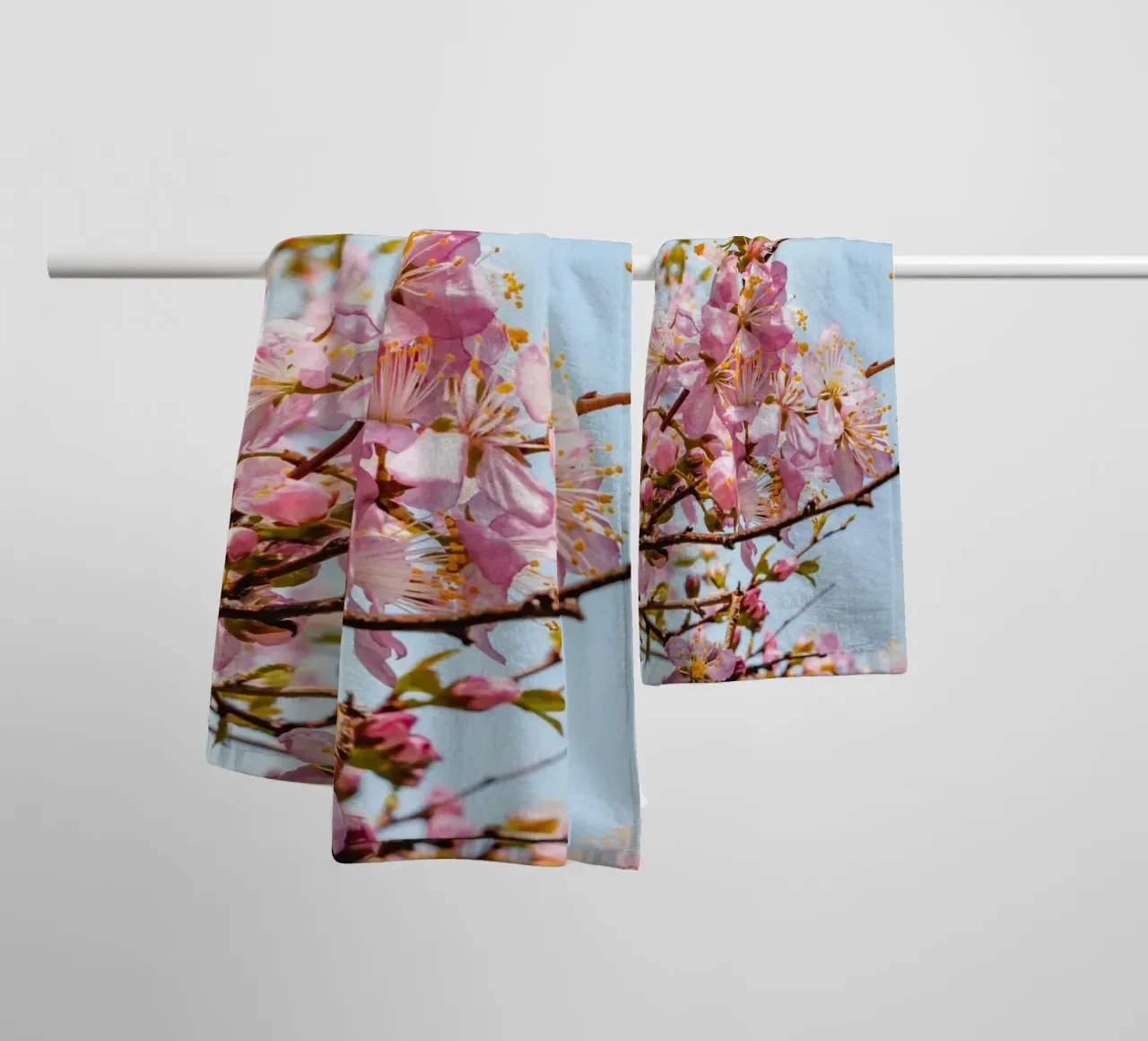 Fiori di ciliegio rosa asciugamano da bagno da Marcel Bisig