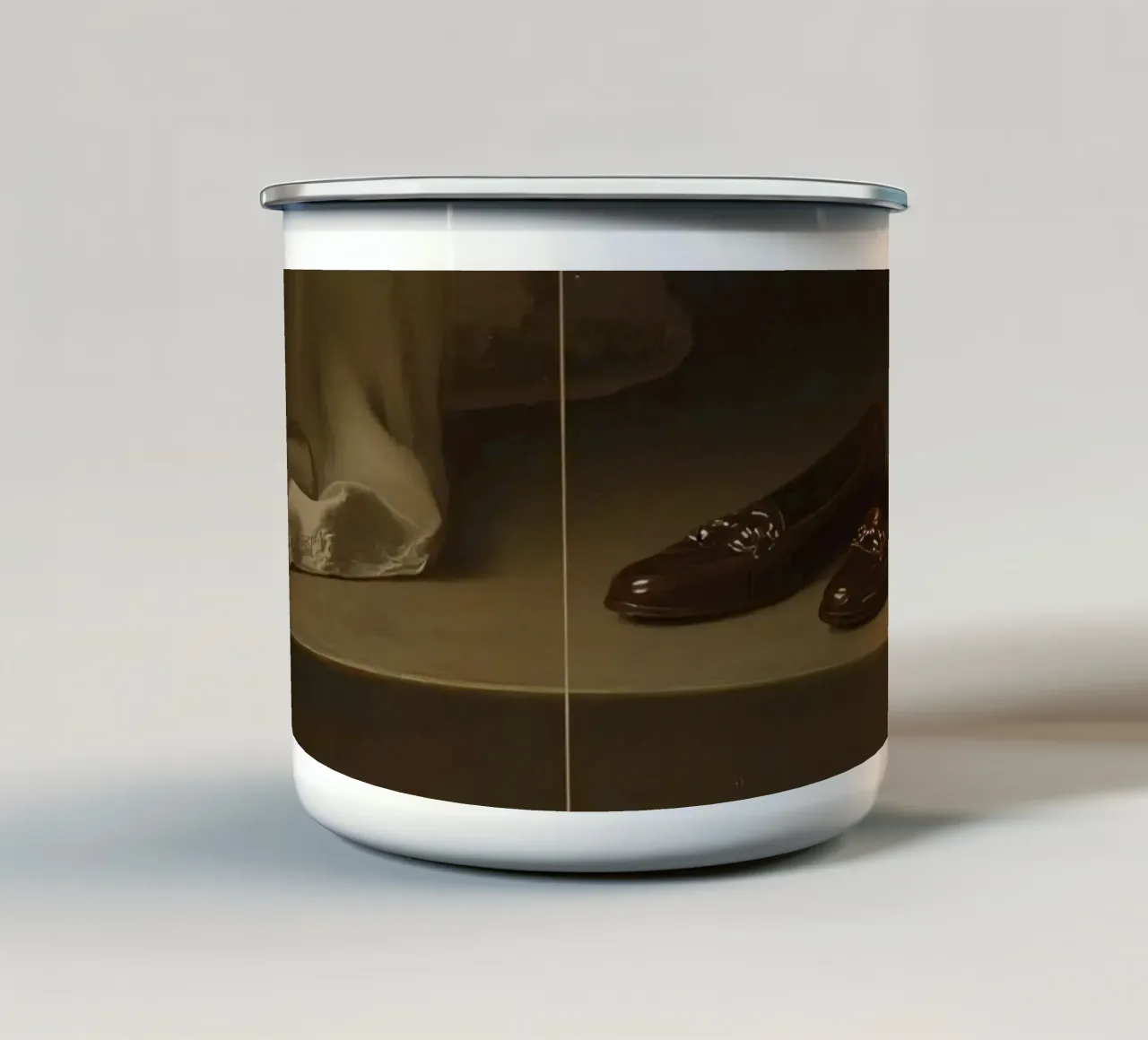 Eleganti scarpe marroni accostate a un grazioso sipario tazza in smalto da DesignDoodle