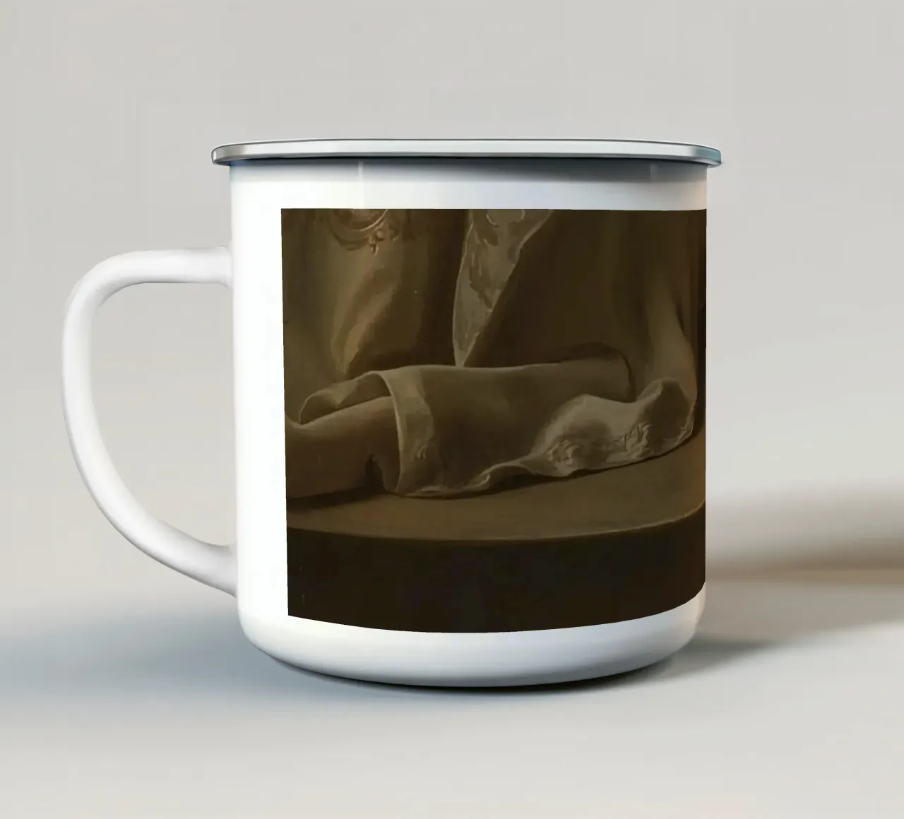 Eleganti scarpe marroni accostate a un grazioso sipario tazza in smalto da DesignDoodle