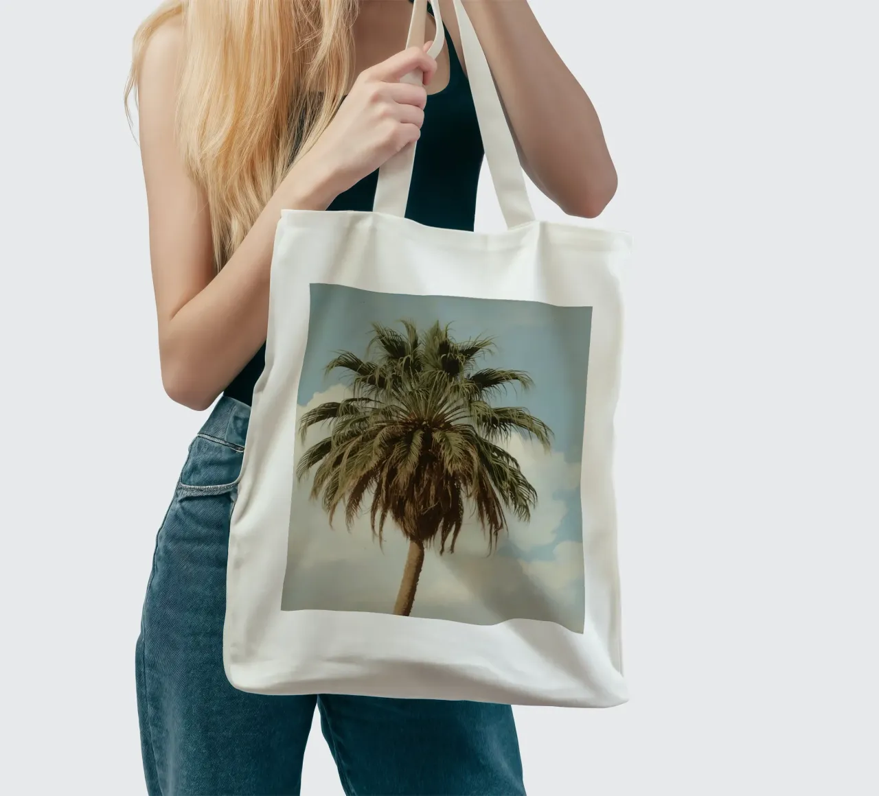 Palma alta con cielo blu e nuvole soffici in una luce calda. borsa in juta da DesignDoodle