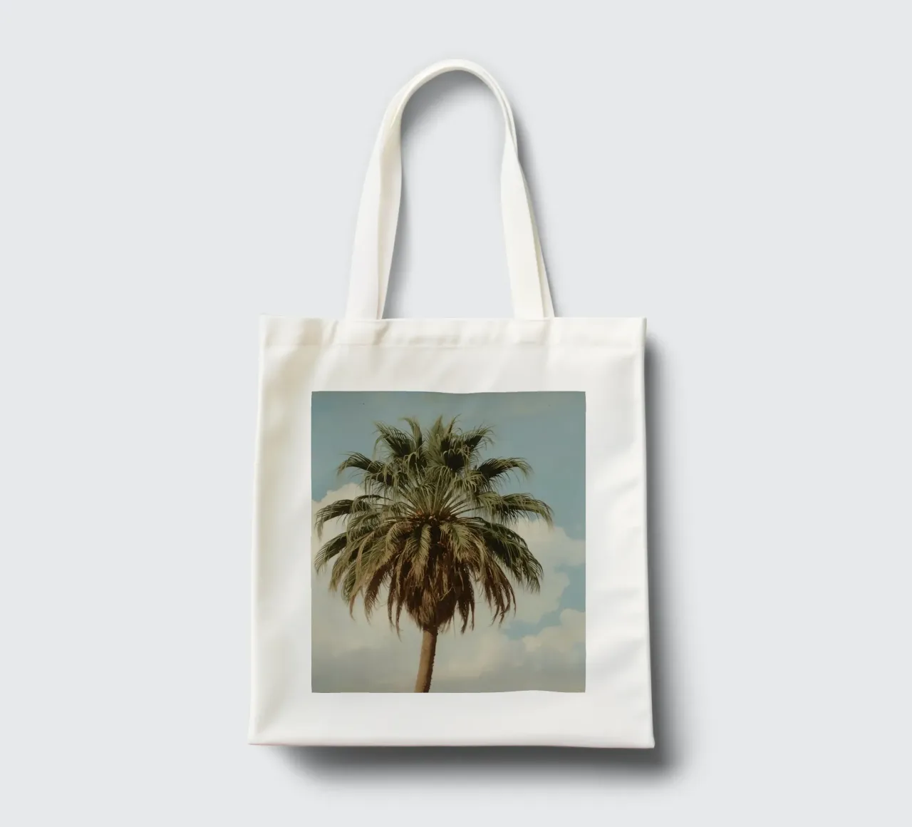 Palma alta con cielo blu e nuvole soffici in una luce calda. borsa in juta da DesignDoodle