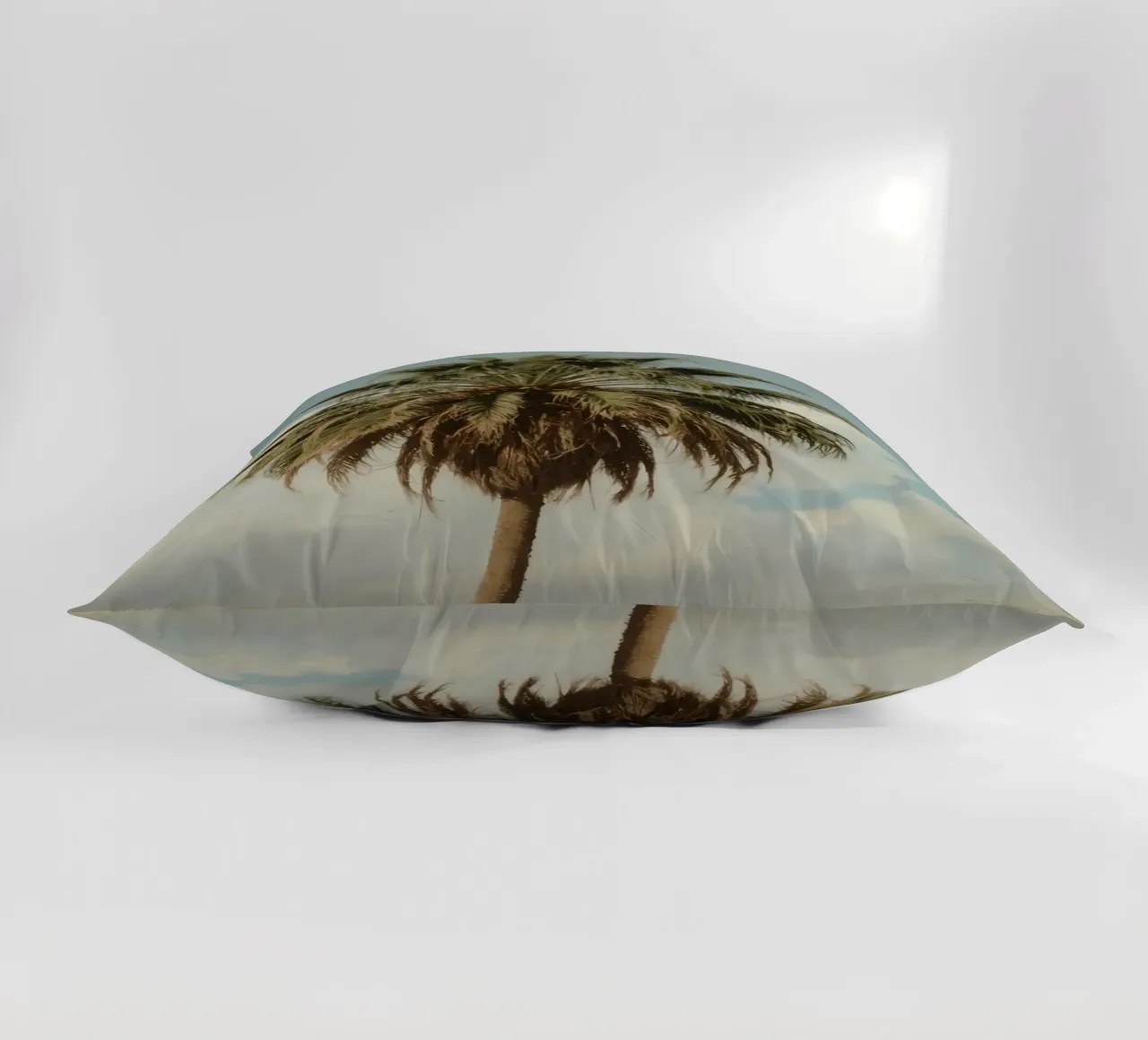 Palma alta con cielo blu e nuvole soffici in una luce calda. cuscino da DesignDoodle