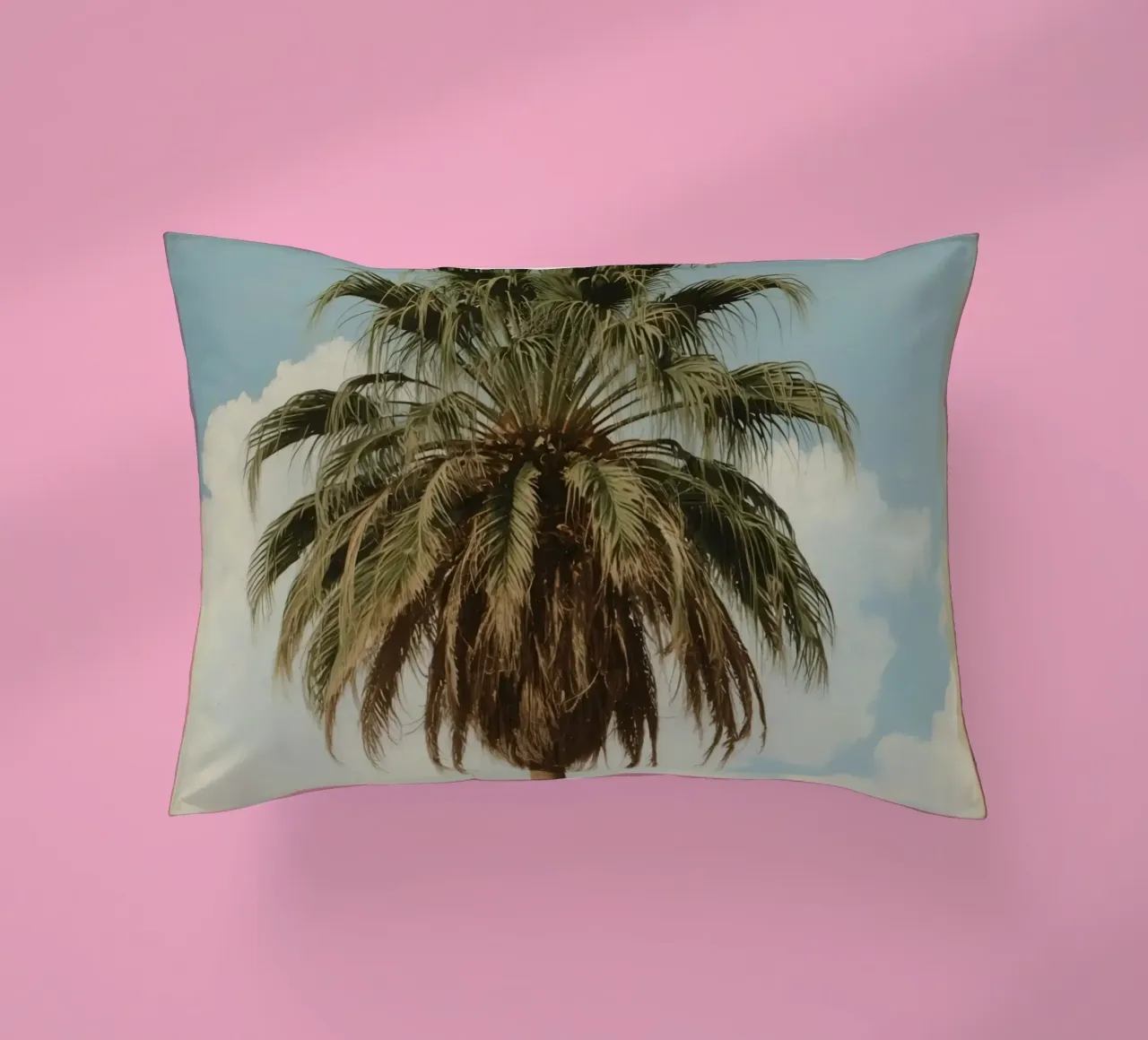Palma alta con cielo blu e nuvole soffici in una luce calda. cuscino da DesignDoodle
