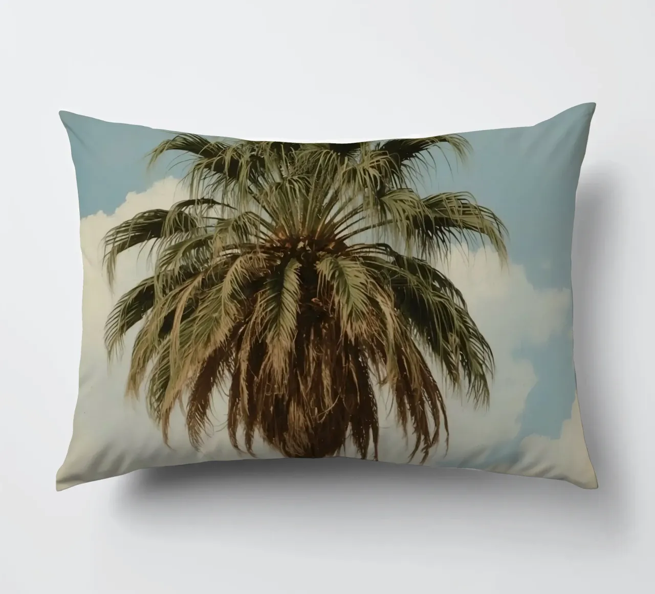Palma alta con cielo blu e nuvole soffici in una luce calda. cuscino da DesignDoodle